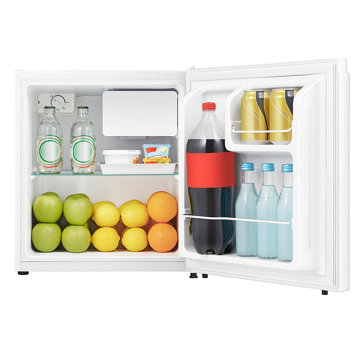 Weißer Mini-Kühlschrank mit offener Tür. Getränke und Lebensmittel auf Regalen. Weißer Hintergrund.