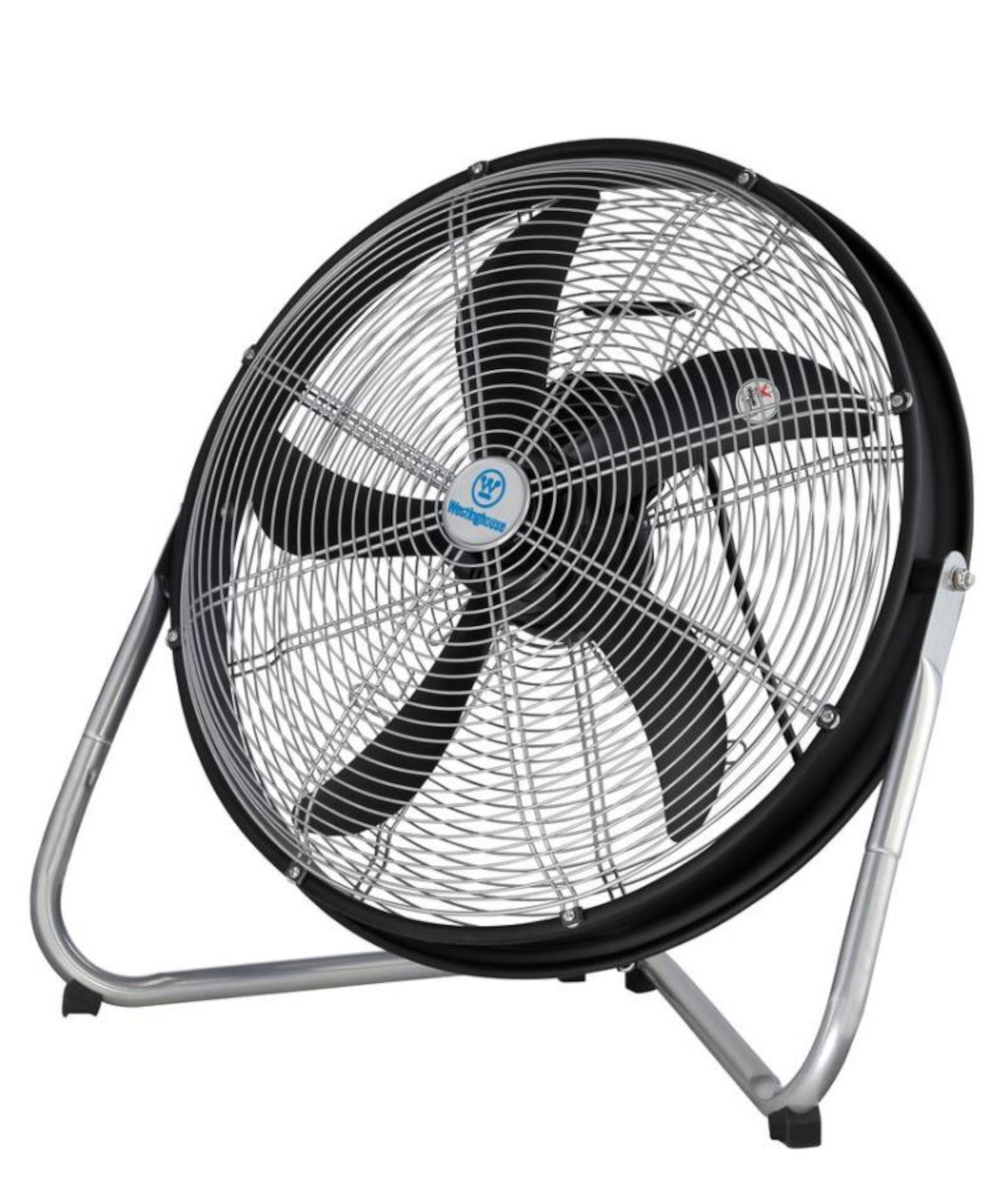 Ventilatore nero e argento. Pale all'interno. Supporto angolato. Sfondo bianco.