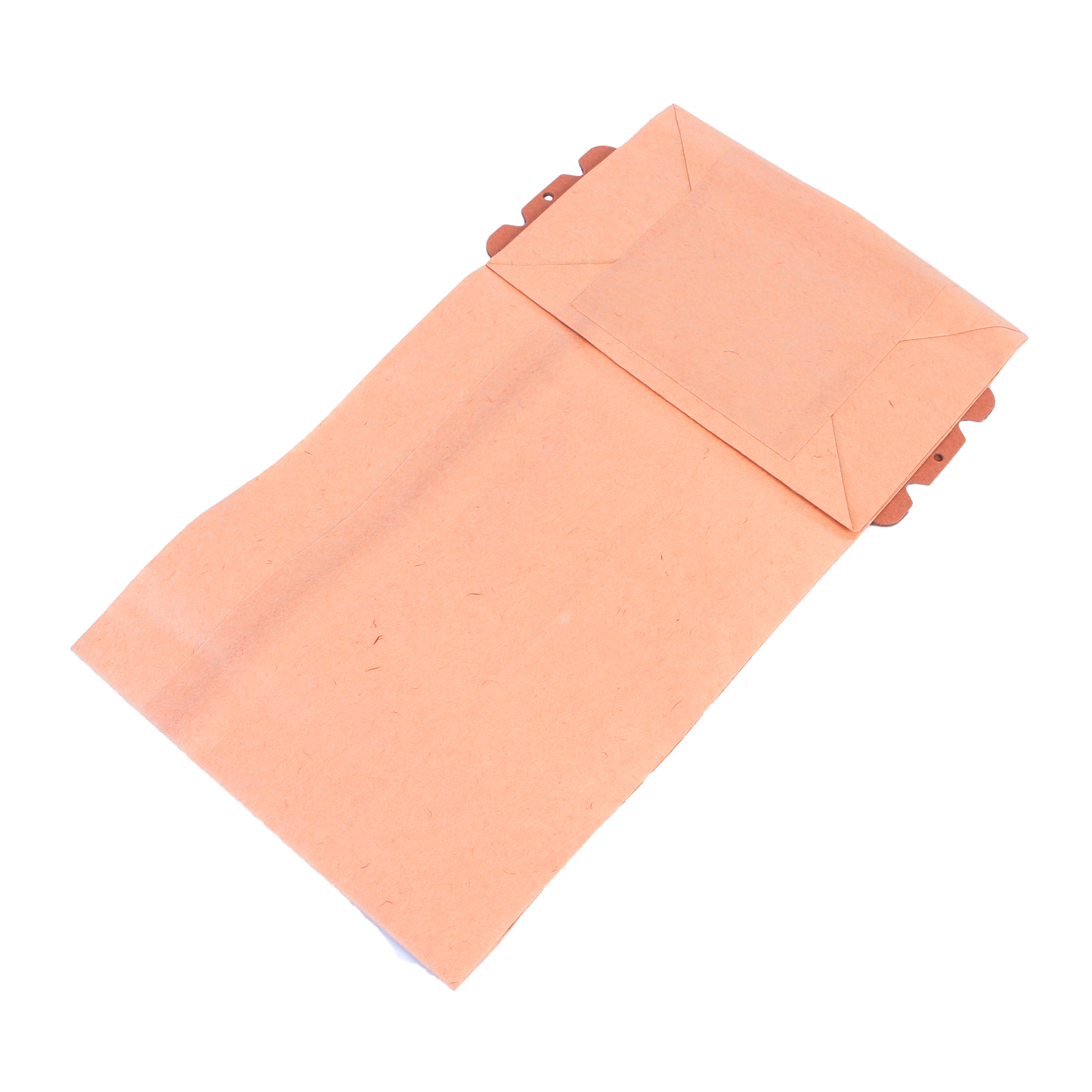 Orangefarbene Papiertüte mit gefaltetem Deckel, auf weißem Hintergrund. Braune Details oben.