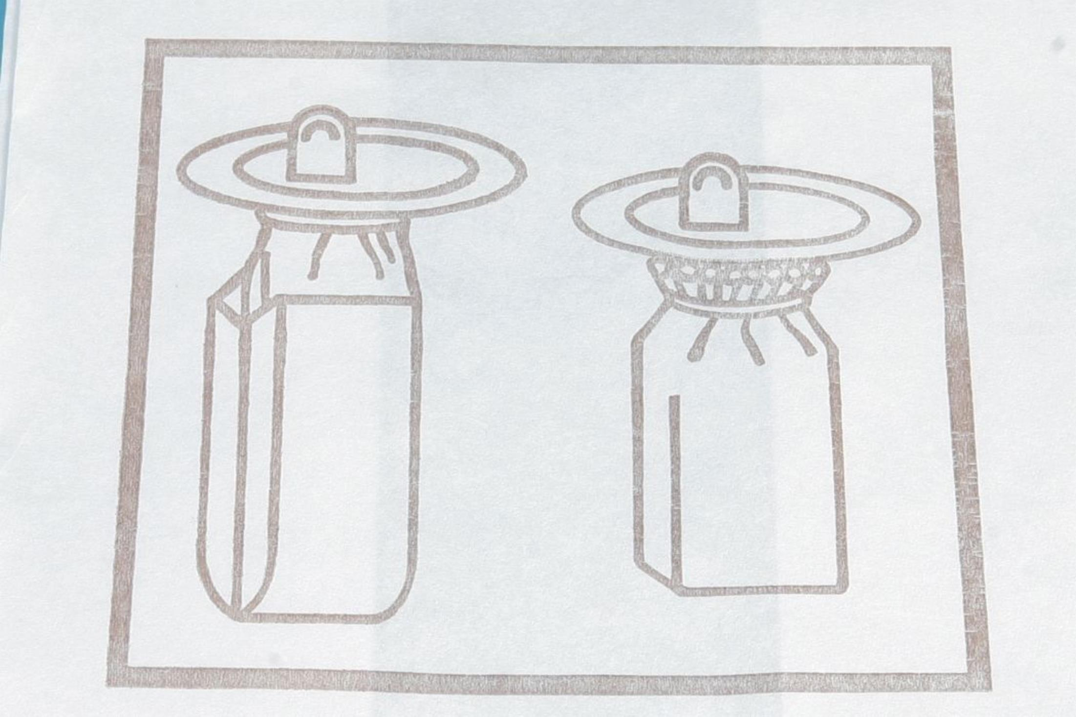 Zwei schematische Zeichnungen von Staubsaugerbeuteln, einer offen, einer geschlossen.