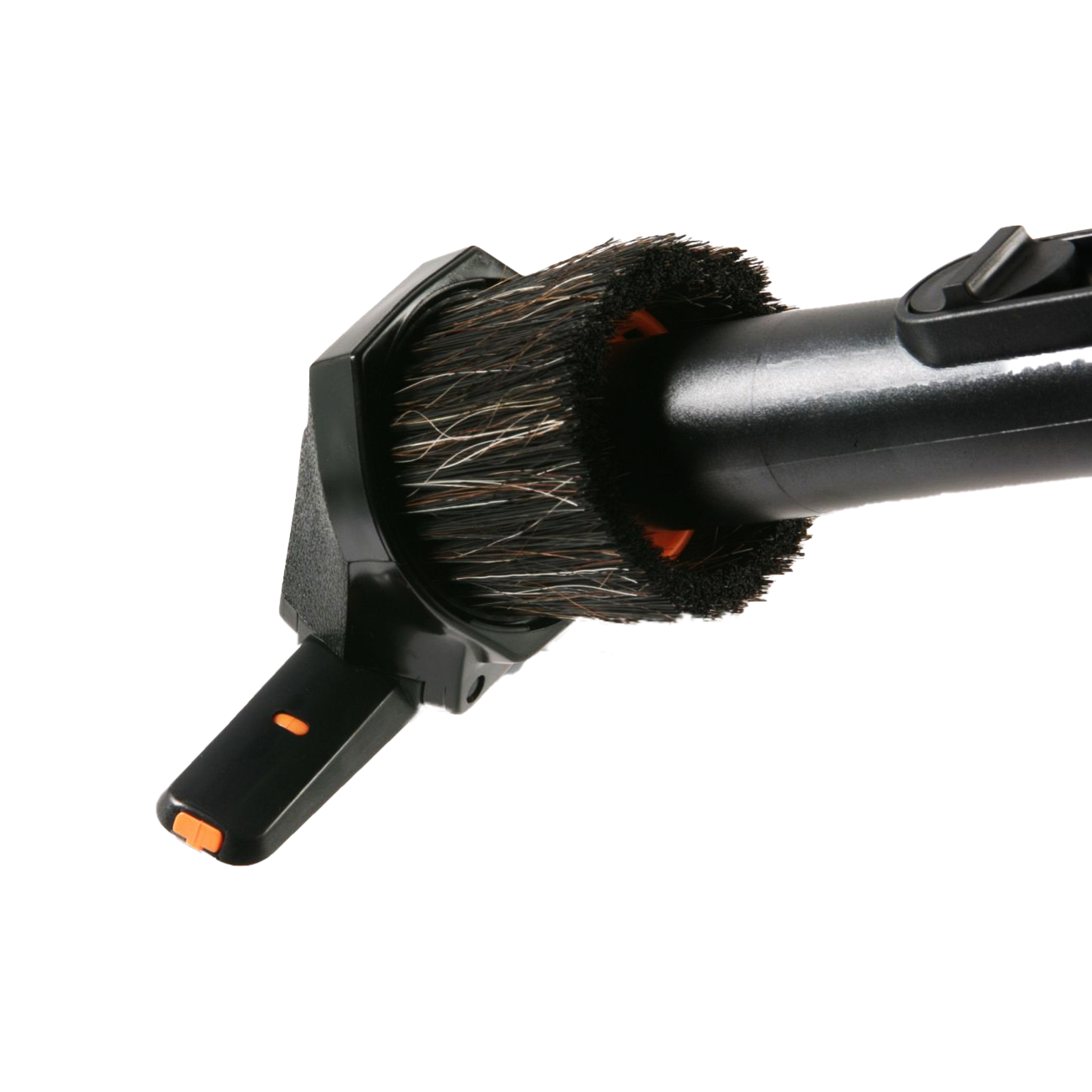 Schwarze Staubsaugerbürste mit dunklen Borsten, orangefarbene Akzente, weißer Hintergrund.