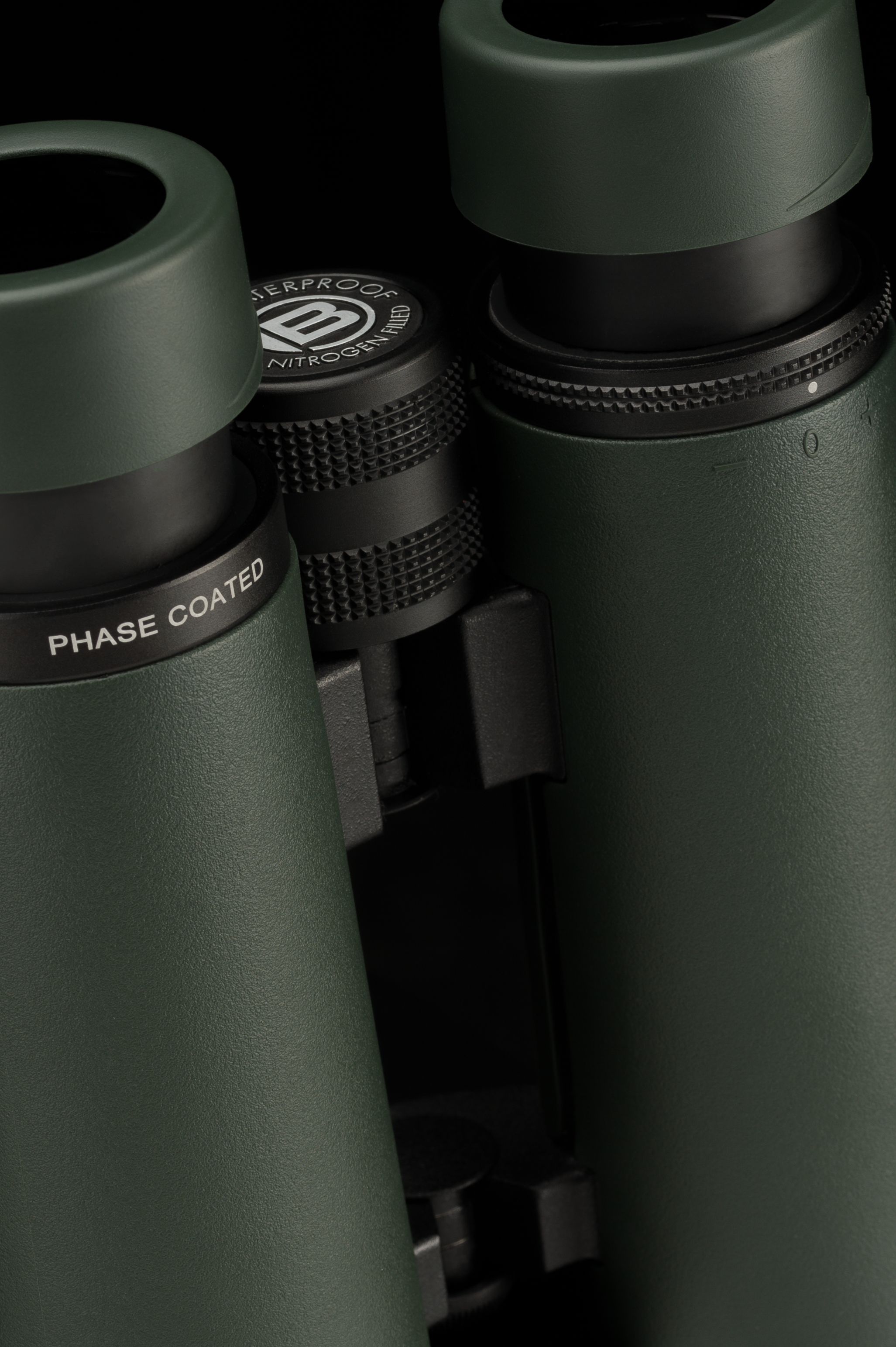 Prismáticos verdes con texto 'Phase Coated' y 'Waterproof'. Fondo oscuro.