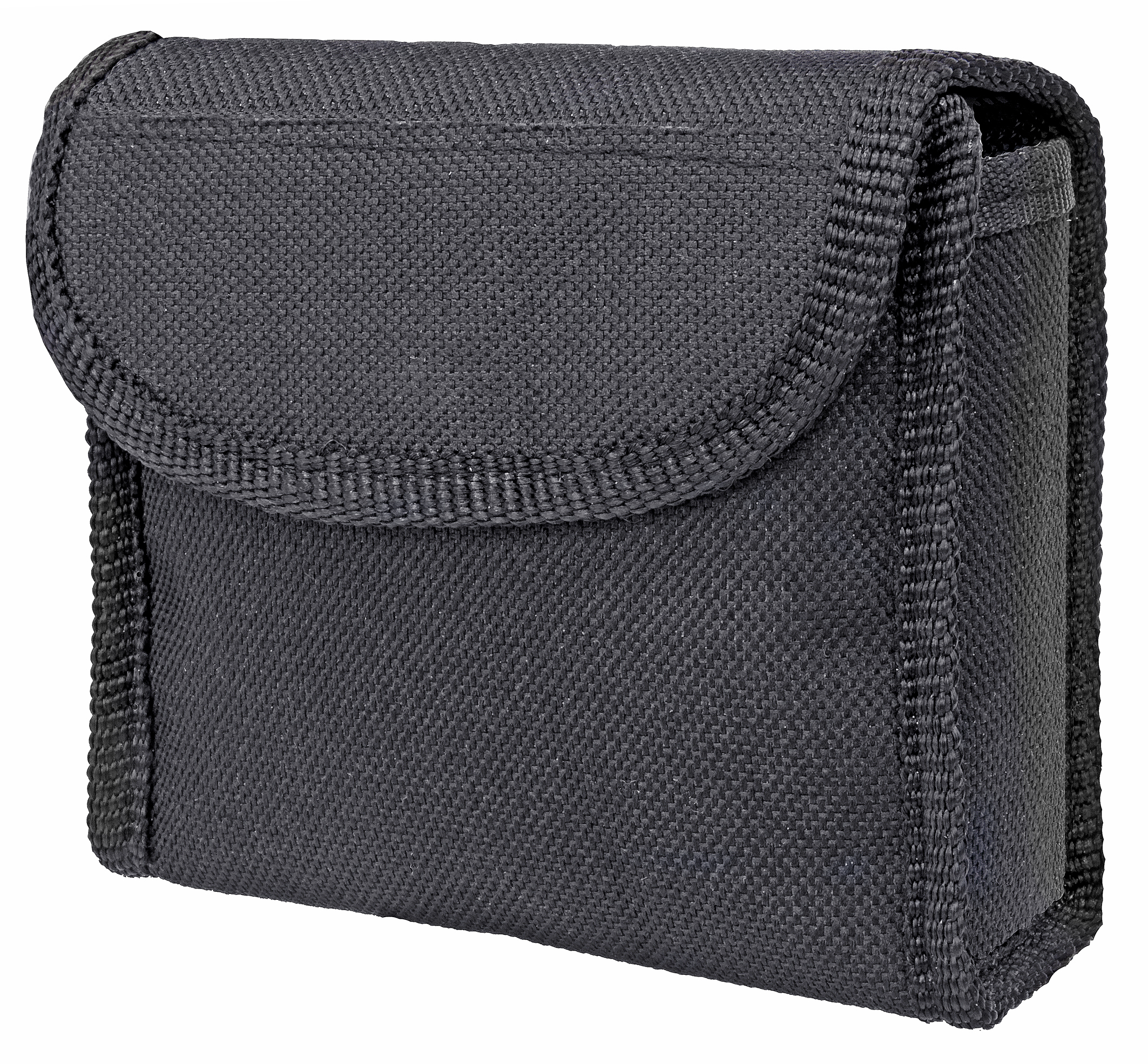 Czarna torba, zamknięta, z klapką. Torba jest wykonana z teksturowanej tkaniny.