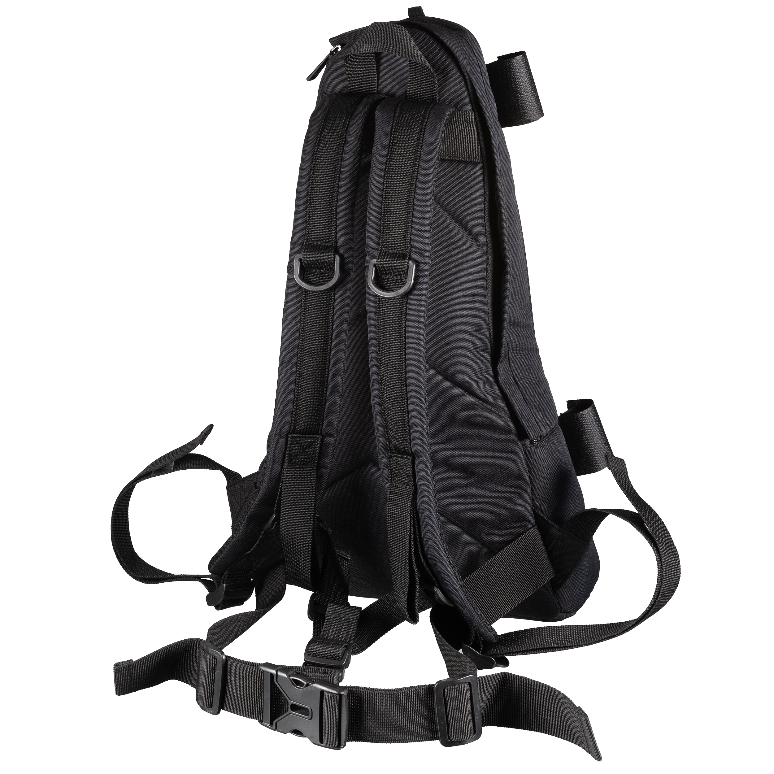 Ein schwarzer Rucksack mit mehreren Gurten und Schnallen, von hinten gesehen, vor weißem Hintergrund.