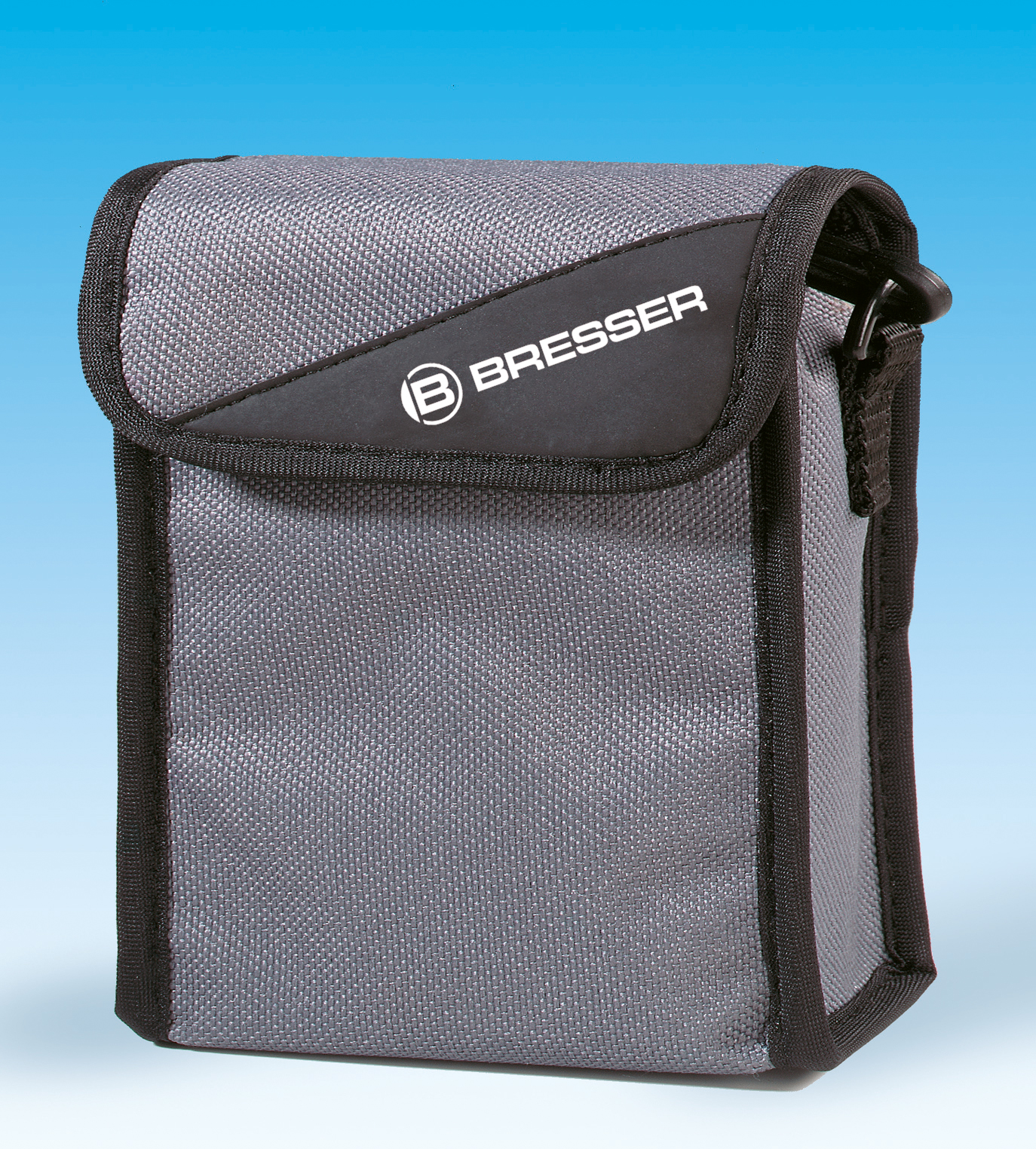 Funda de cámara gris con tapa negra y la marca BRESSER. Tiene un fondo degradado azul.
