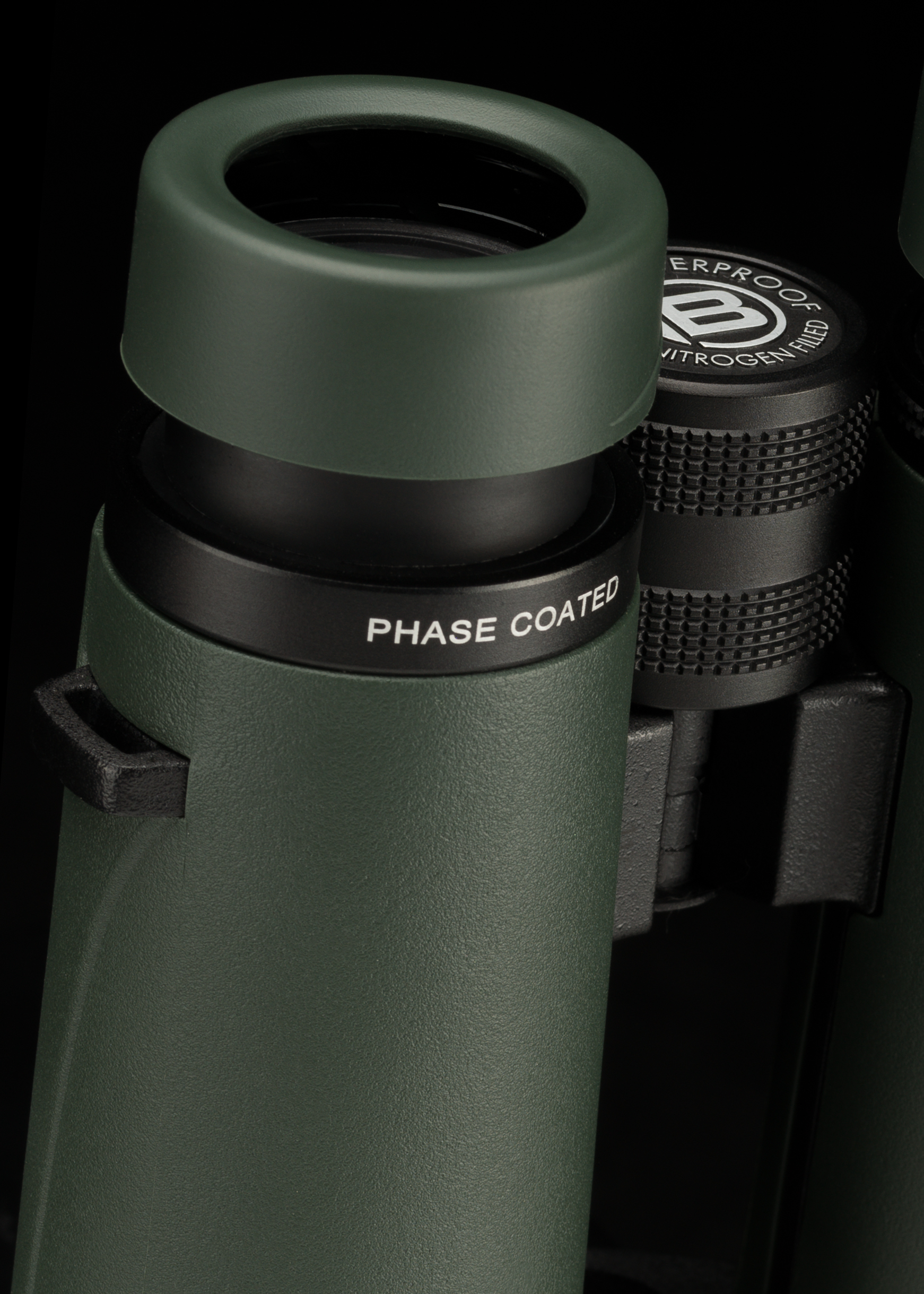 Nahaufnahme eines grünen Fernglases mit dem Text "PHASE COATED". Ein schwarzer Hintergrund ist sichtbar.