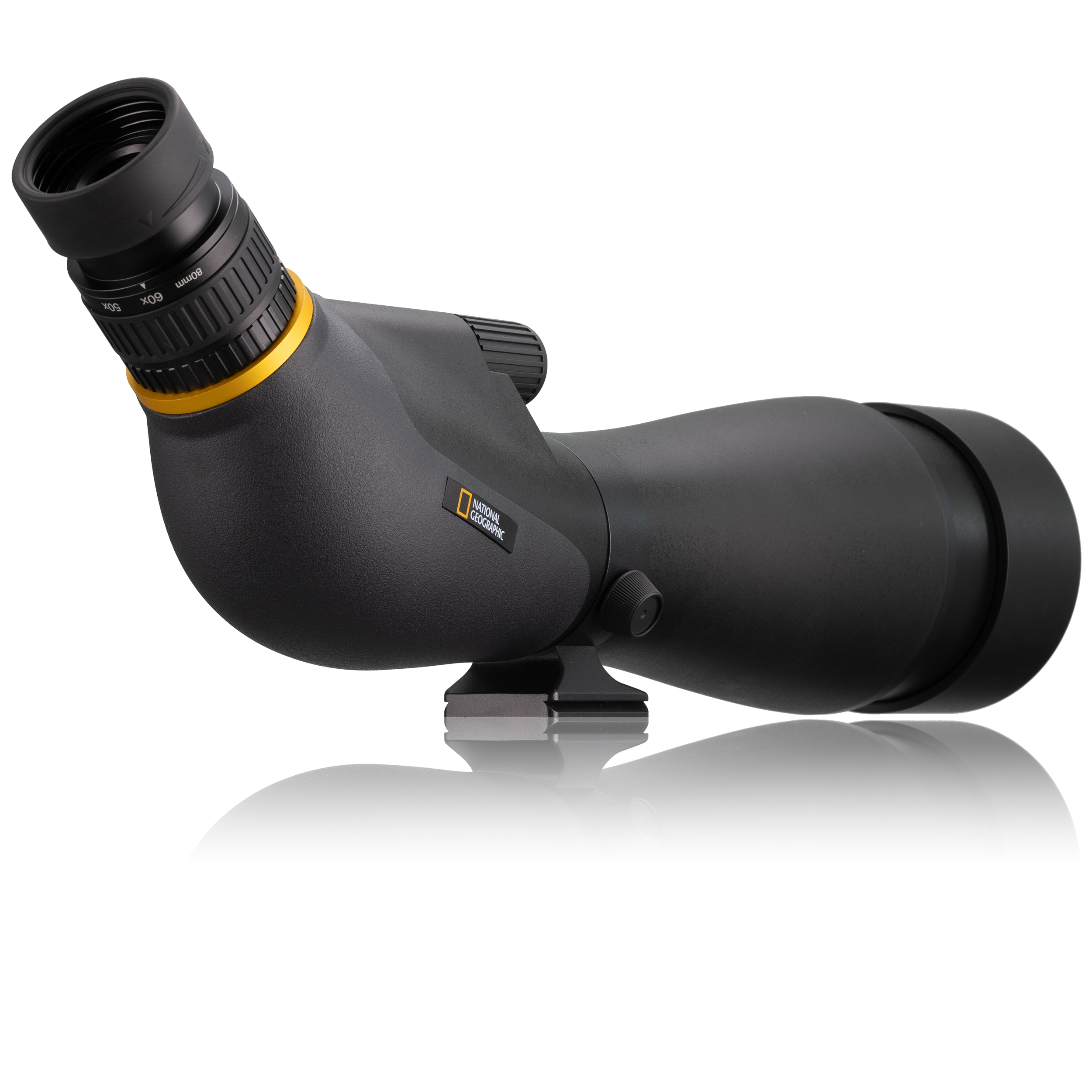 Telescopio terrestre negro y gris sobre fondo blanco. Tiene un anillo amarillo y está en ángulo.