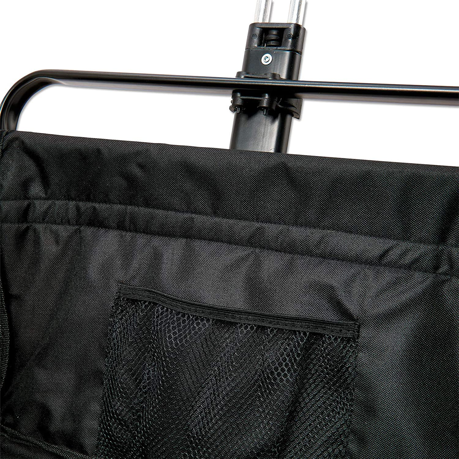 Schwarzes Stoffobjekt mit Tasche und schwarzem Metallbügel, Nahaufnahme.