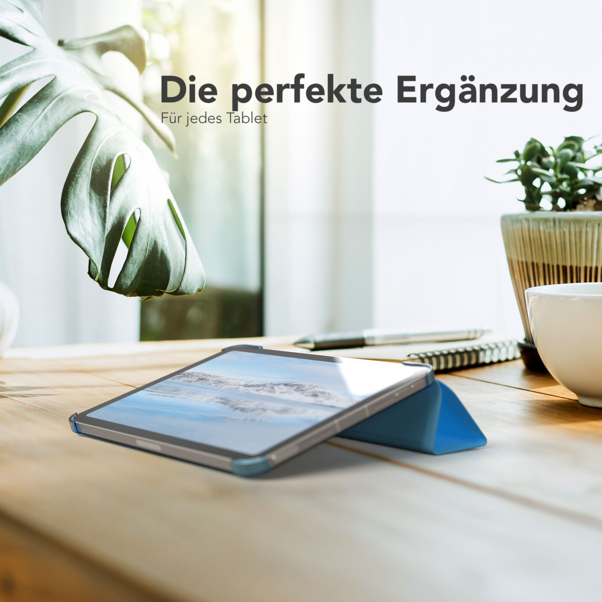 Tablet auf einem Holztisch mit blauer Hülle, Text darüber.