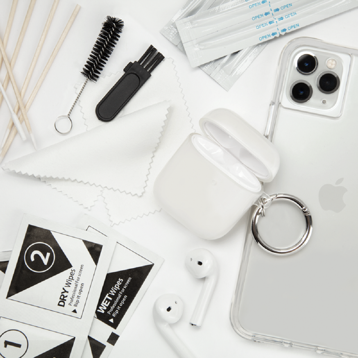 Accessori per la pulizia del telefono: salviette, spazzole, tamponi e una custodia con auricolari.