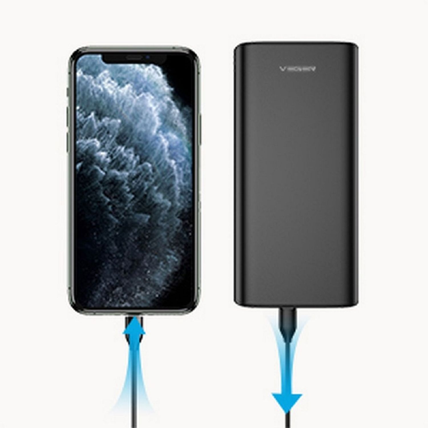 Ein Smartphone, das über ein Ladekabel mit einer schwarzen Powerbank verbunden ist. Weißer Hintergrund.