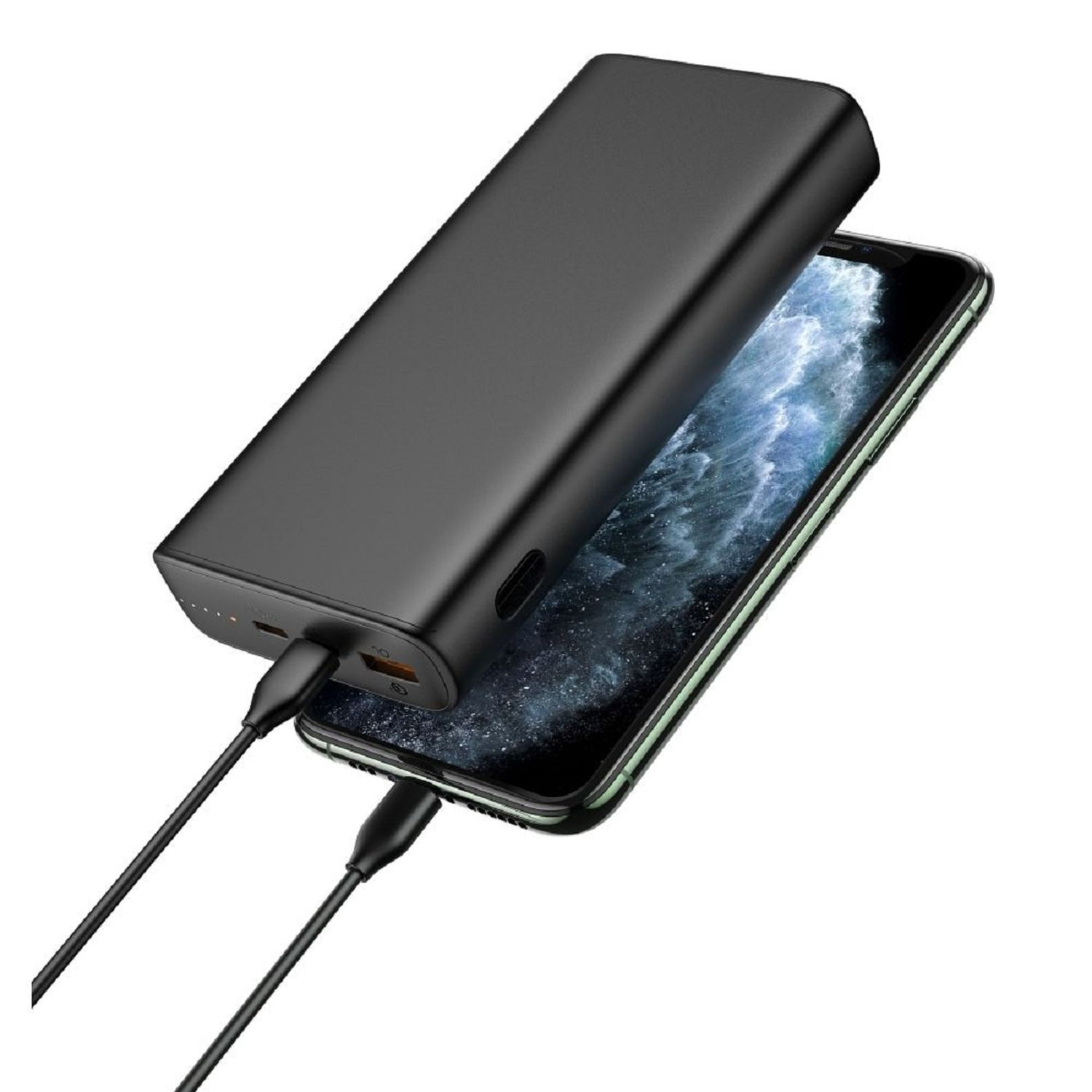 Schwarze Powerbank lädt ein schwarzes Telefon mit Kabel auf weißem Hintergrund.