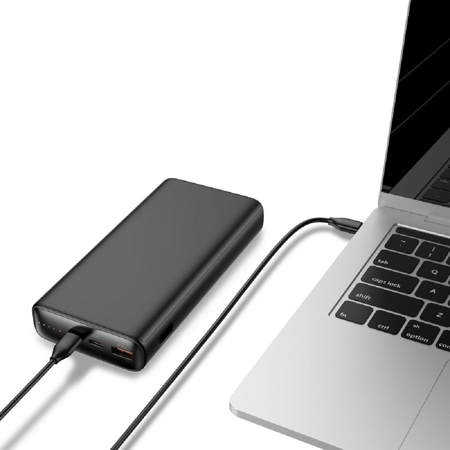 Schwarze Powerbank, die einen Laptop auflädt. Kabel verbindet beides. Weißer Hintergrund.