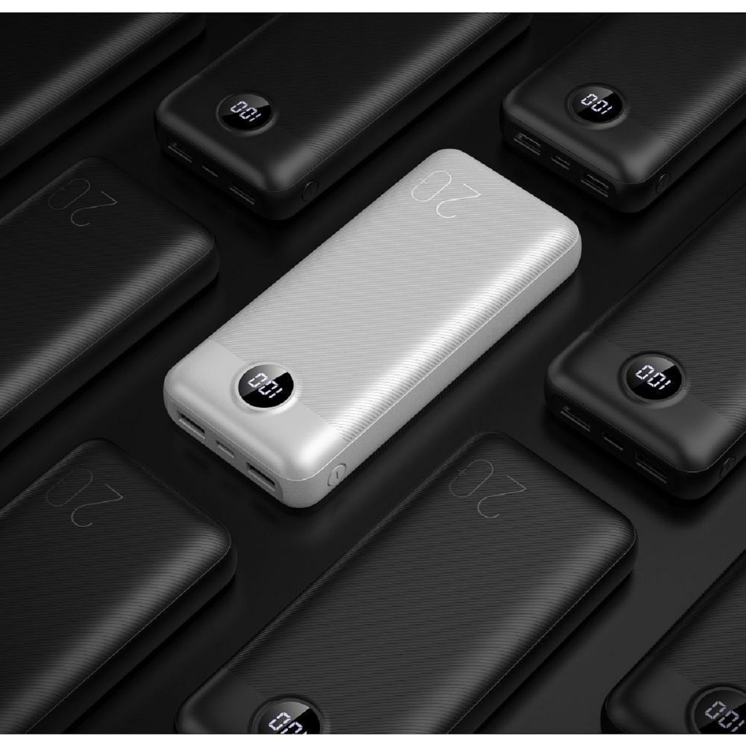 Mehrere schwarze Powerbanks und eine silberne. Die silberne ist in der Mitte mit Display.