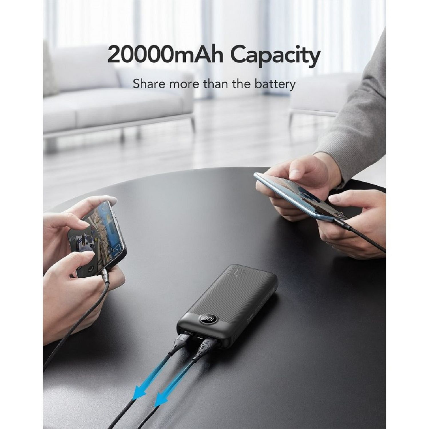 Eine Powerbank mit zwei ladenden Handys. Text-Overlay: 20000mAh Kapazität. Hände, Kabel und Tisch.
