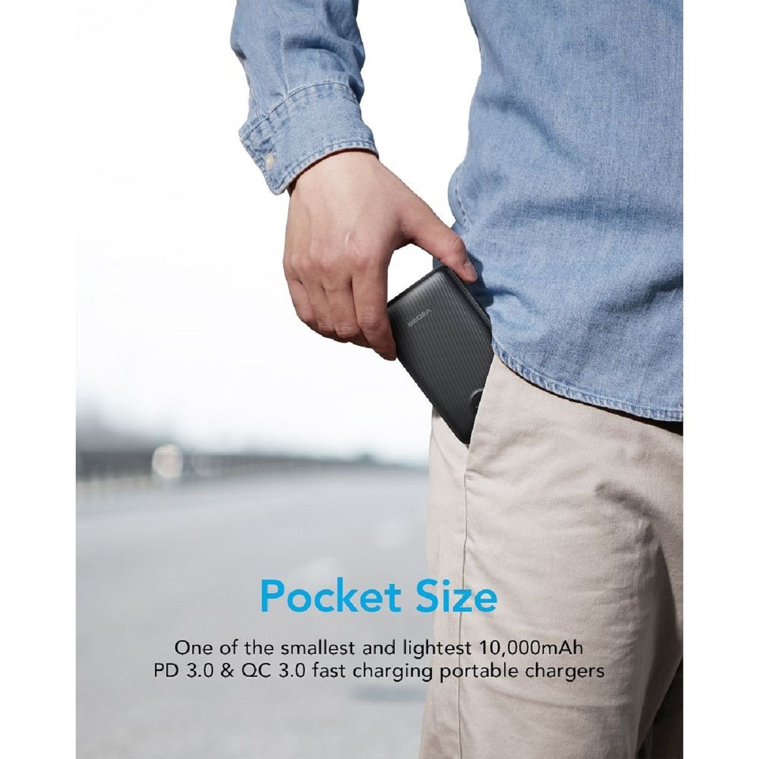 Hand hält Powerbank in der Tasche, Text 'Pocket Size'.