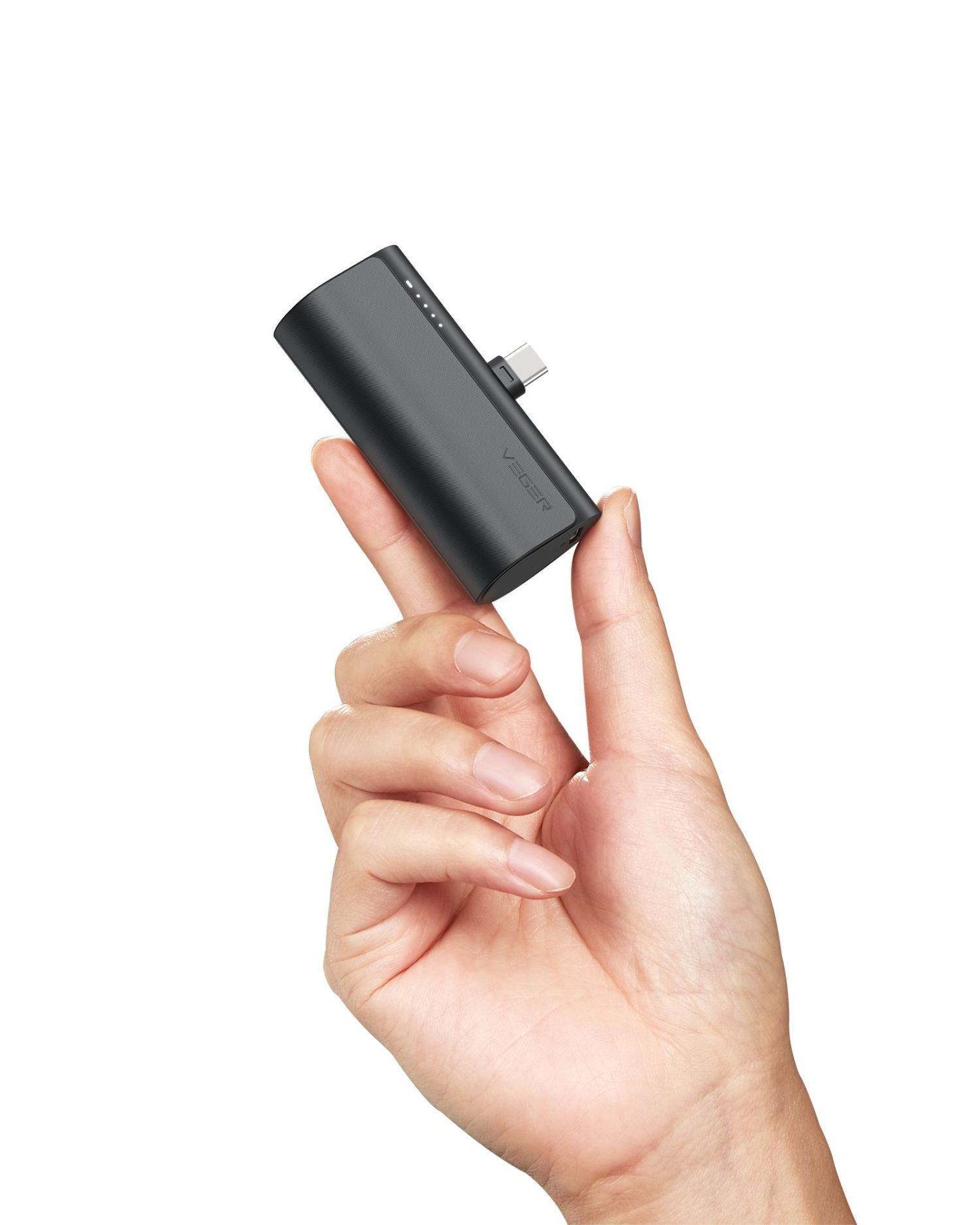 Una mano che tiene un piccolo power bank Veeger nero con una porta USB-C.