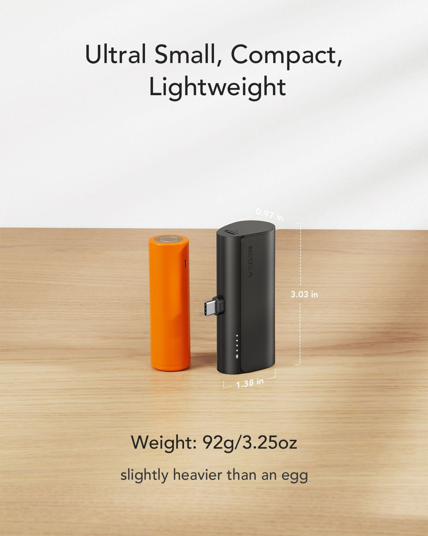Un caricatore portatile arancione e nero e una batteria arancione, con testo sul peso e sulle dimensioni.