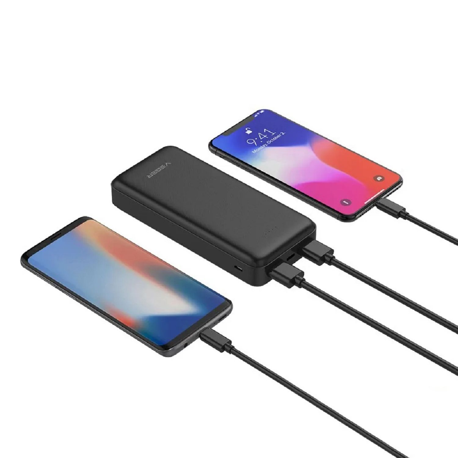 Drei Smartphones, die über USB-Kabel mit einer schwarzen Powerbank verbunden sind. Der Hintergrund ist weiß.