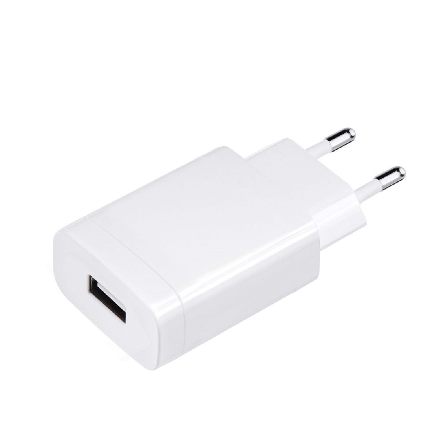 Weißes Telefonladegerät mit USB-Anschluss. Isoliert auf weißem Hintergrund.