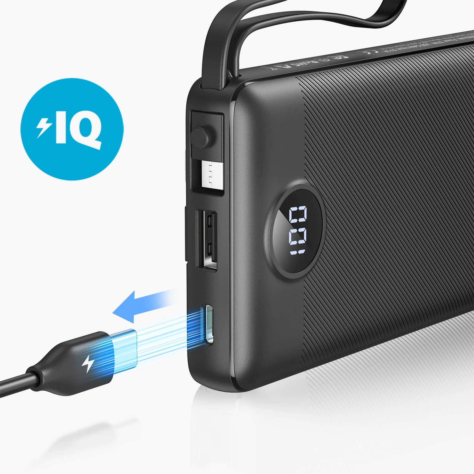 Schwarze Powerbank mit Digitalanzeige und eingestecktem Ladekabel.