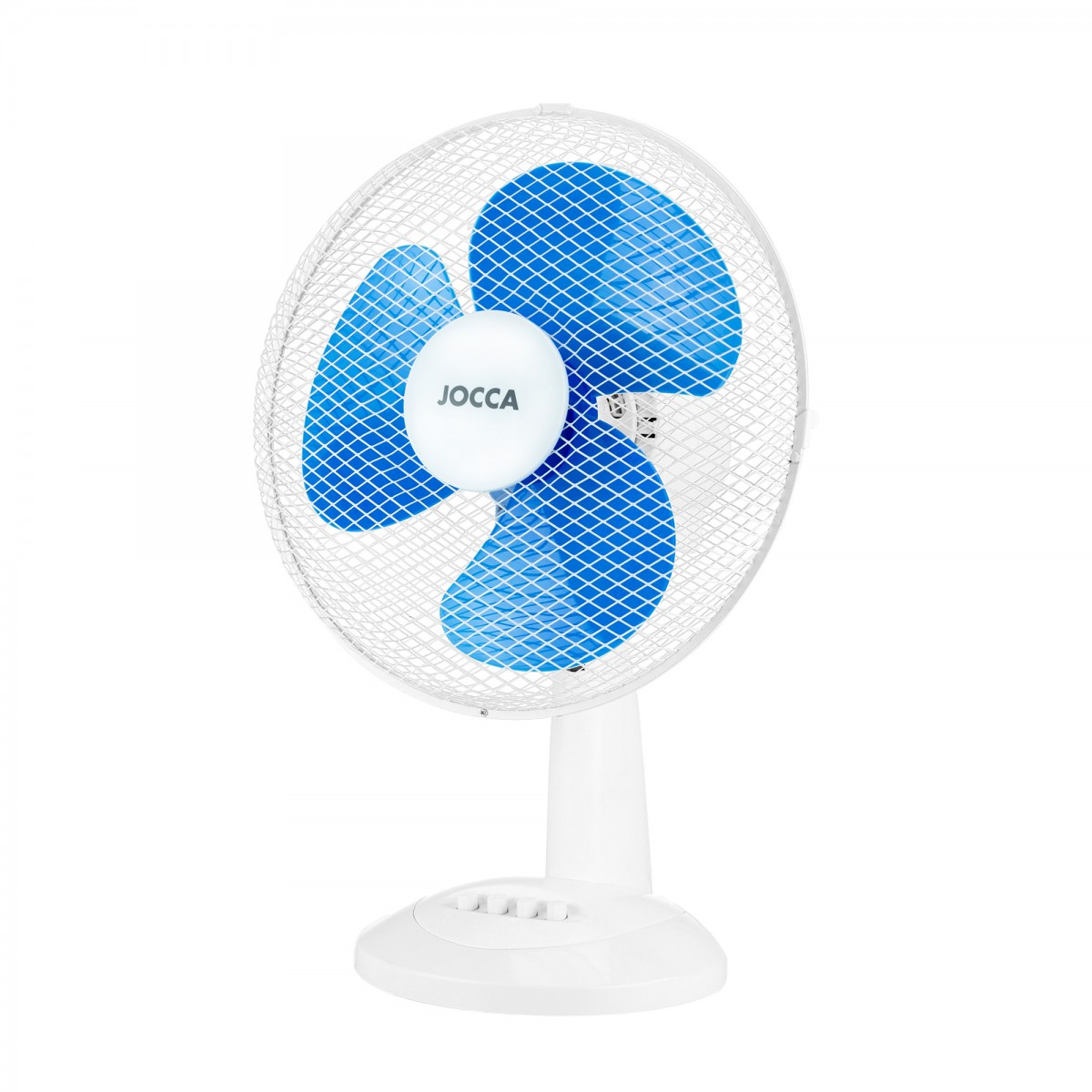 Ventilador blanco JOCCA con tres aspas azules dentro de una rejilla protectora. Base blanca.