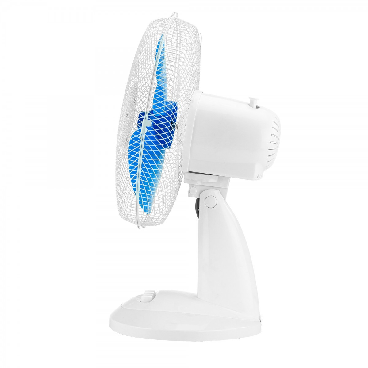 Un ventilador de escritorio blanco con aspa azul, vista lateral, aislado sobre fondo blanco.