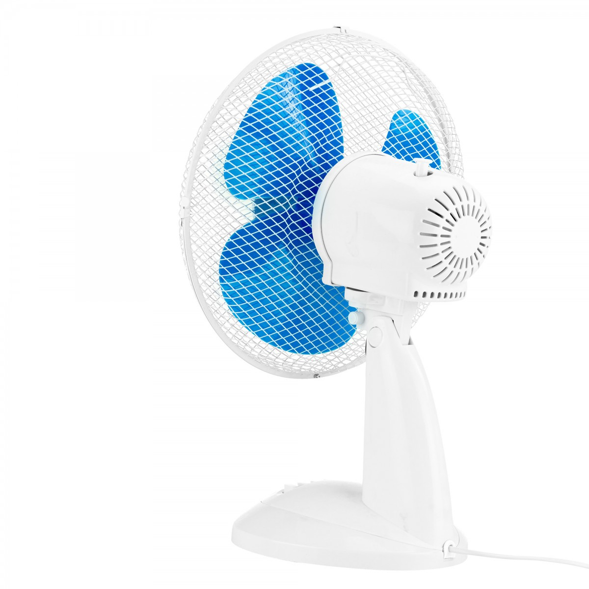 Ventilador eléctrico blanco con aspas azules y rejilla protectora sobre fondo blanco.