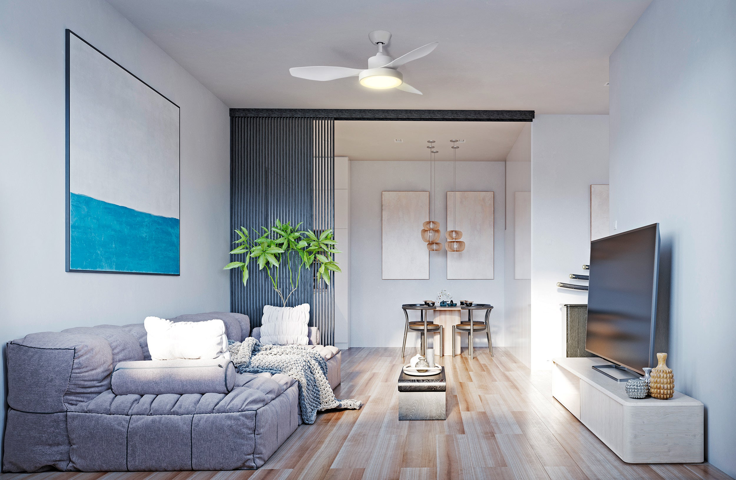 Salon z sofą, obrazami, telewizorem i wentylatorem sufitowym.