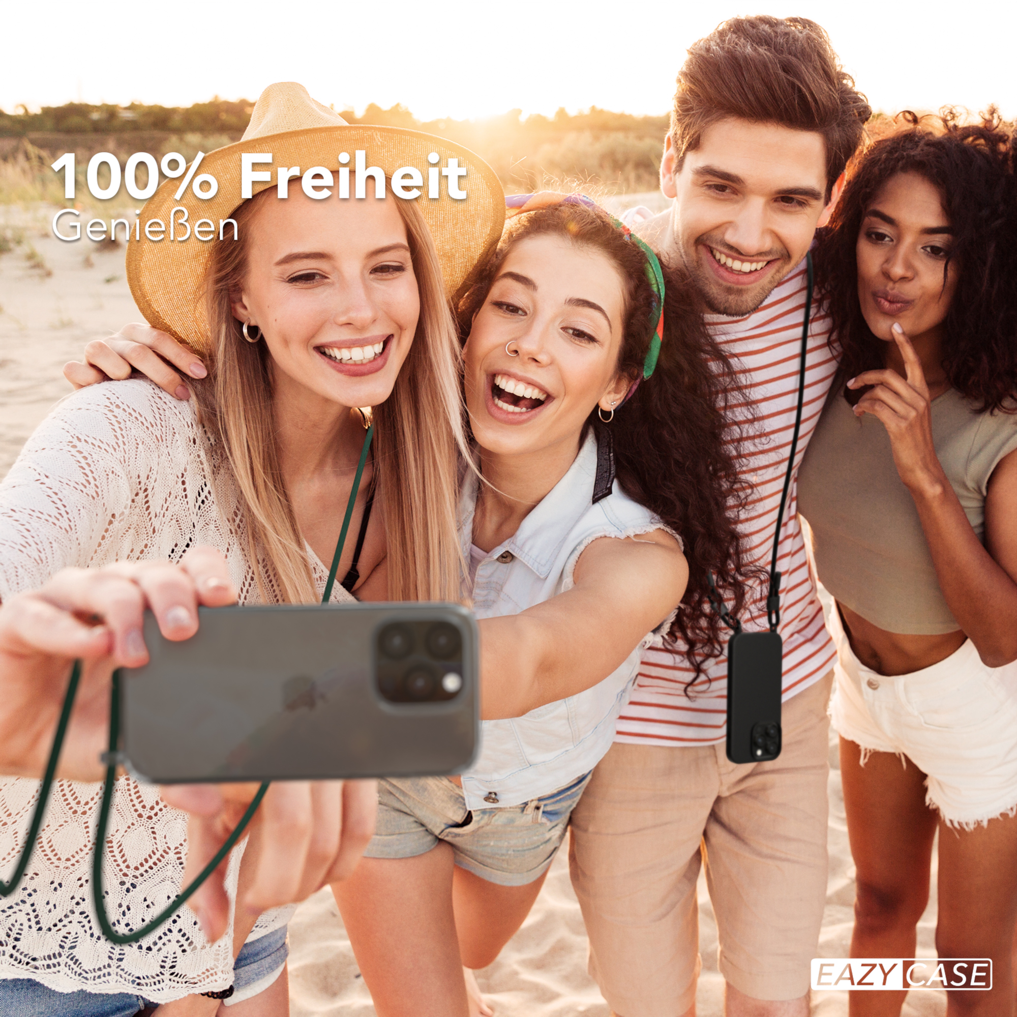 Vier Personen machen ein Selfie am Strand. Sie lächeln und halten ein Telefon mit grünem Band.