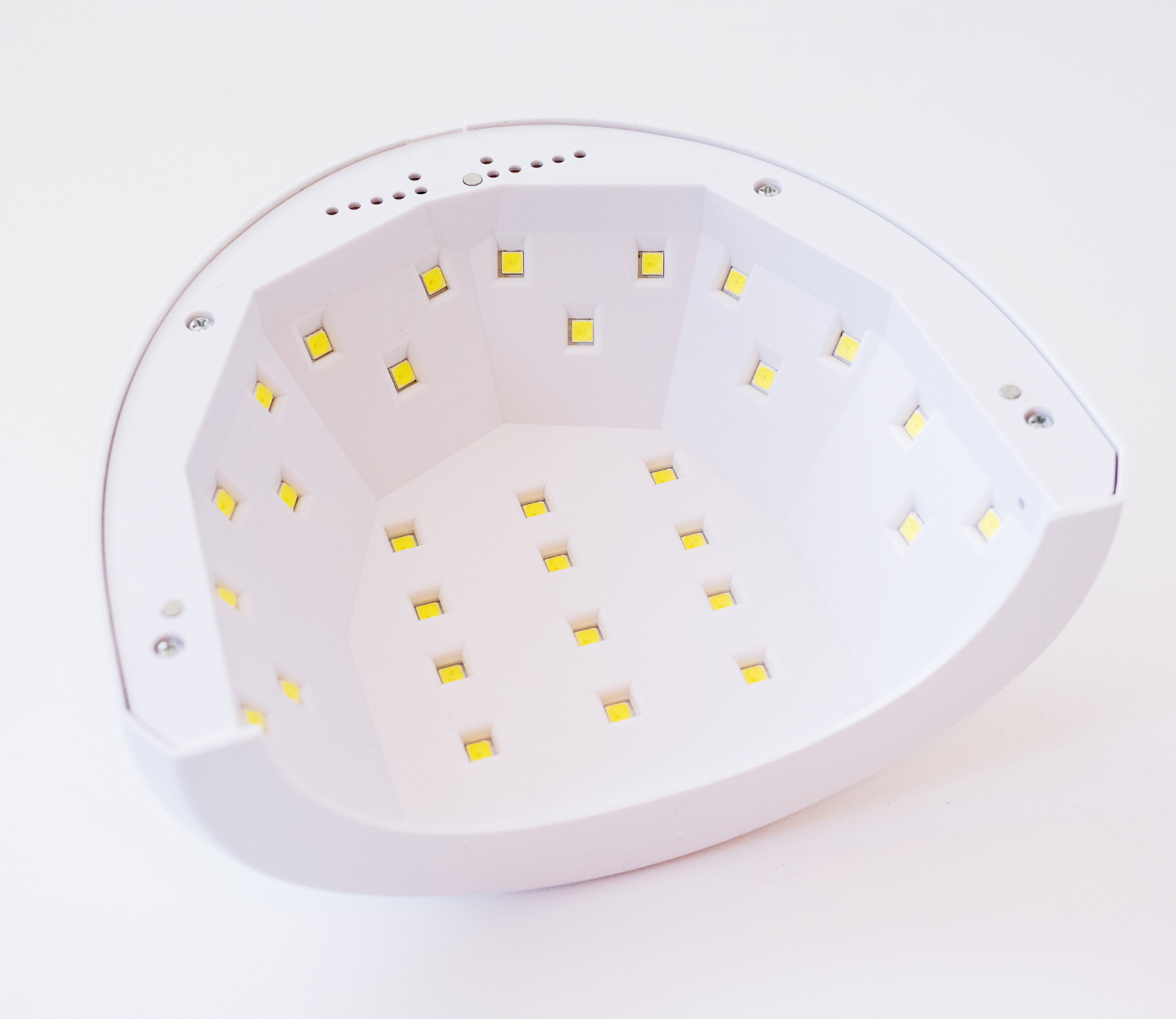 Witte nagellamp met meerdere gele LED-lampjes binnenin.