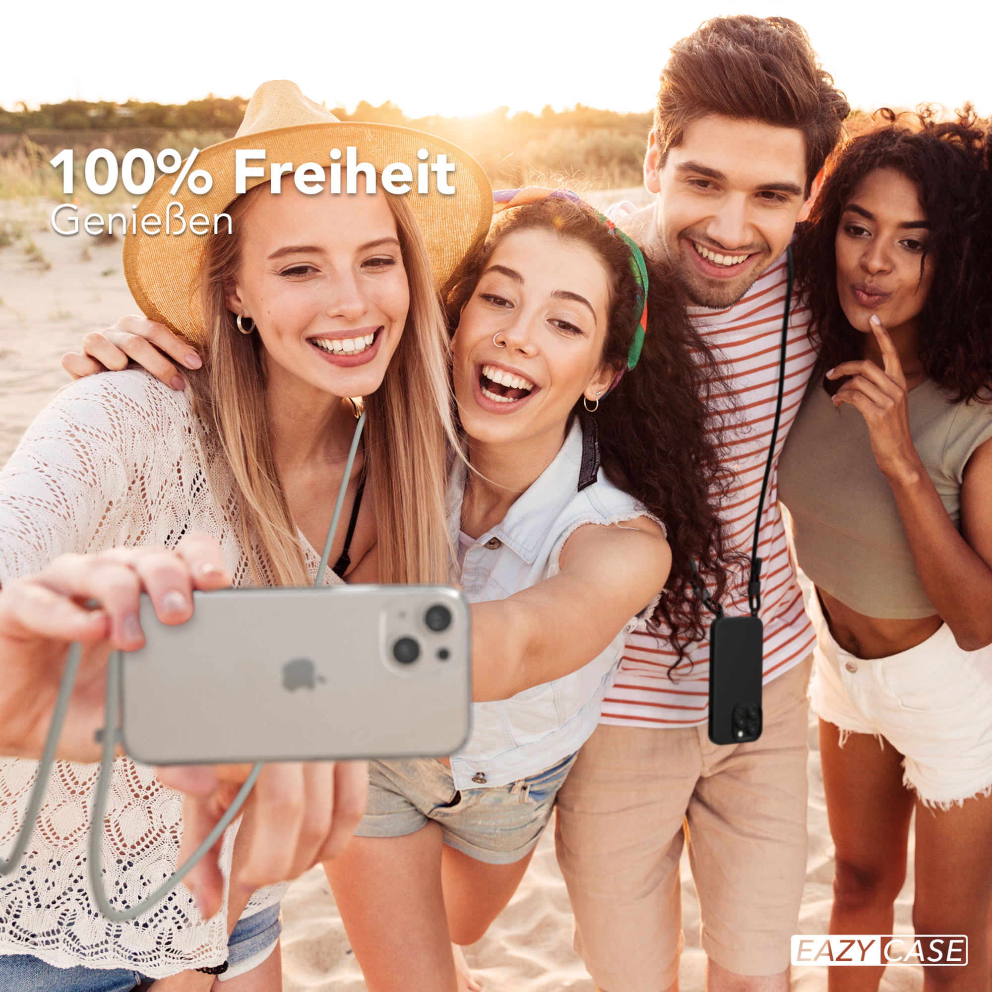 Vier junge Leute machen ein Selfie mit einem Telefon an einem Schlüsselband. Sie lächeln und sind glücklich.