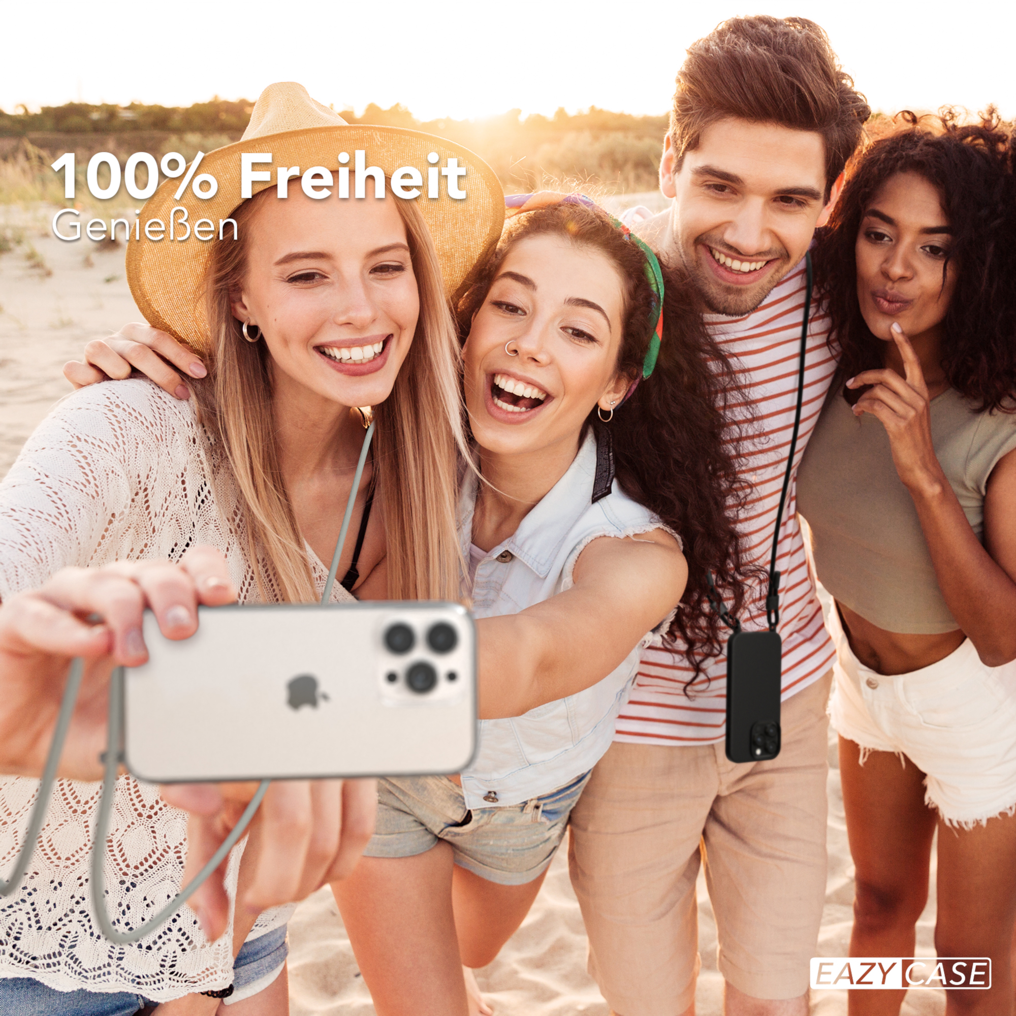 Vier glückliche Leute machen ein Selfie mit einem Handy. Strand und Sand im Hintergrund.