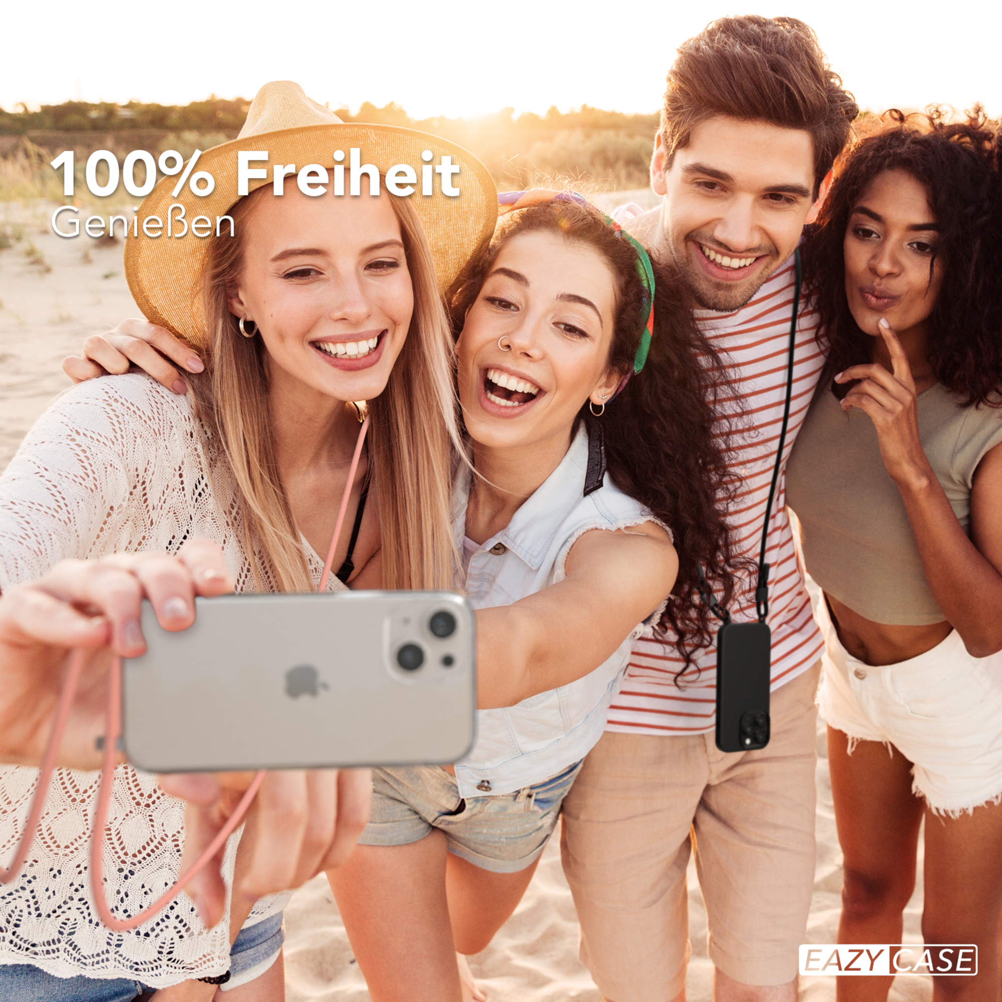 Vier Leute machen Selfie am Strand mit Handy und Hülle.