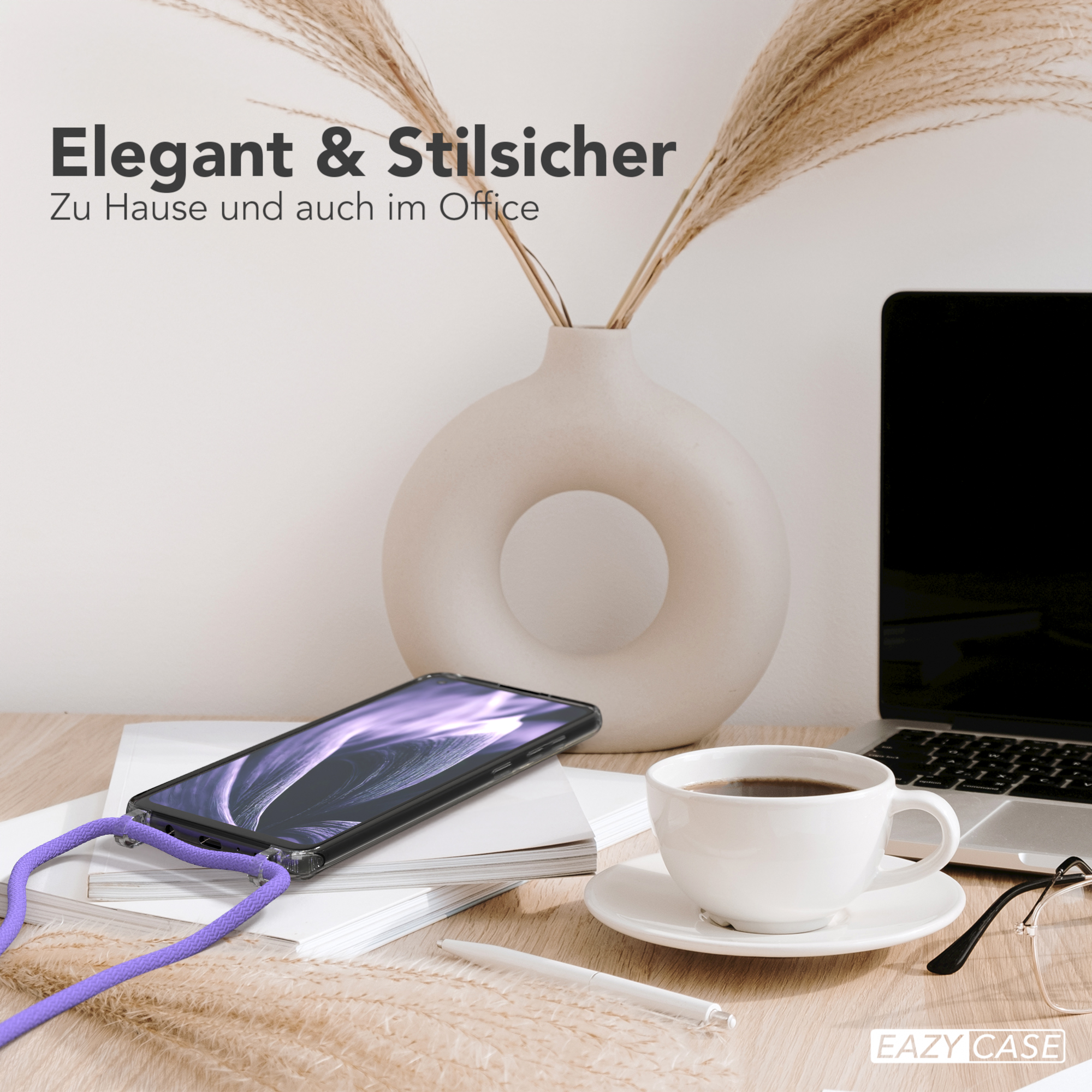 Telefon auf dem Schreibtisch mit Kaffee und Brille. Text: 'Elegant & Stilsicher'. Klare Handyhülle mit lila Kordel.