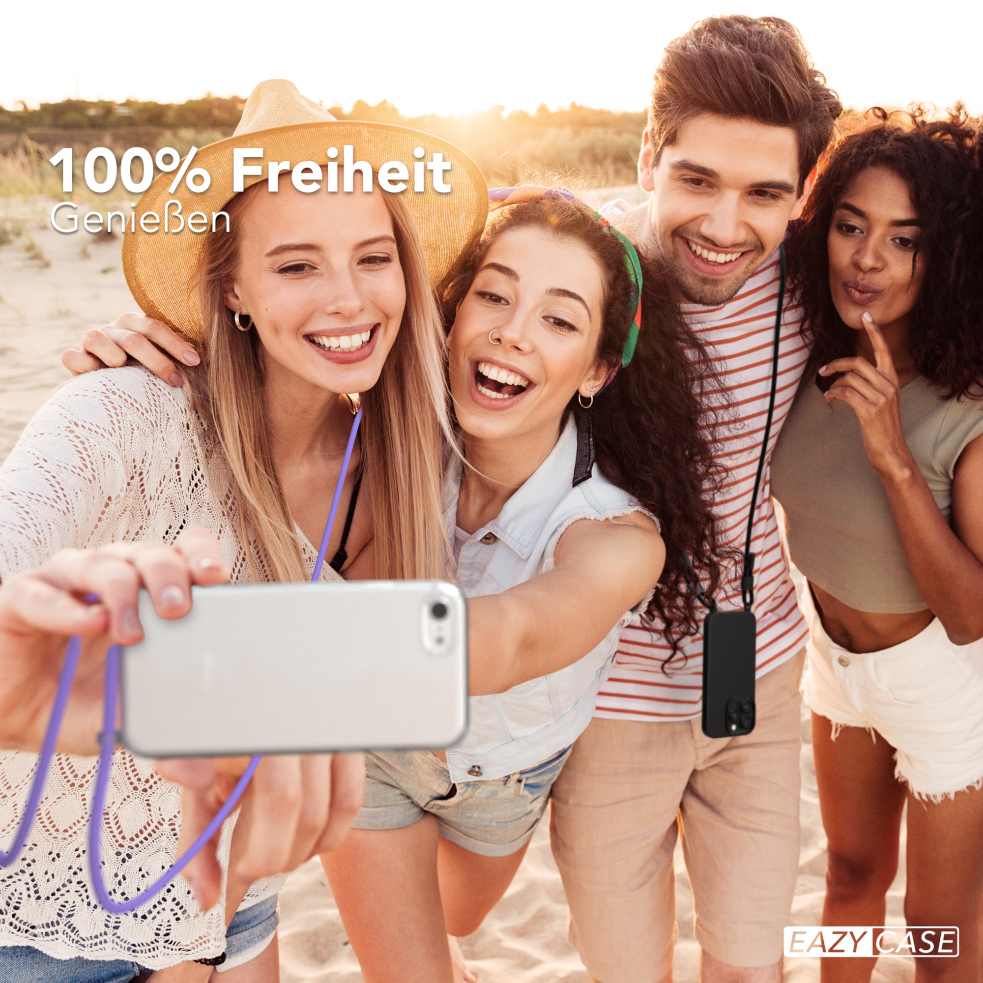 Vier lächelnde Personen, die ein Selfie mit einem Telefon und einem Schlüsselband machen.