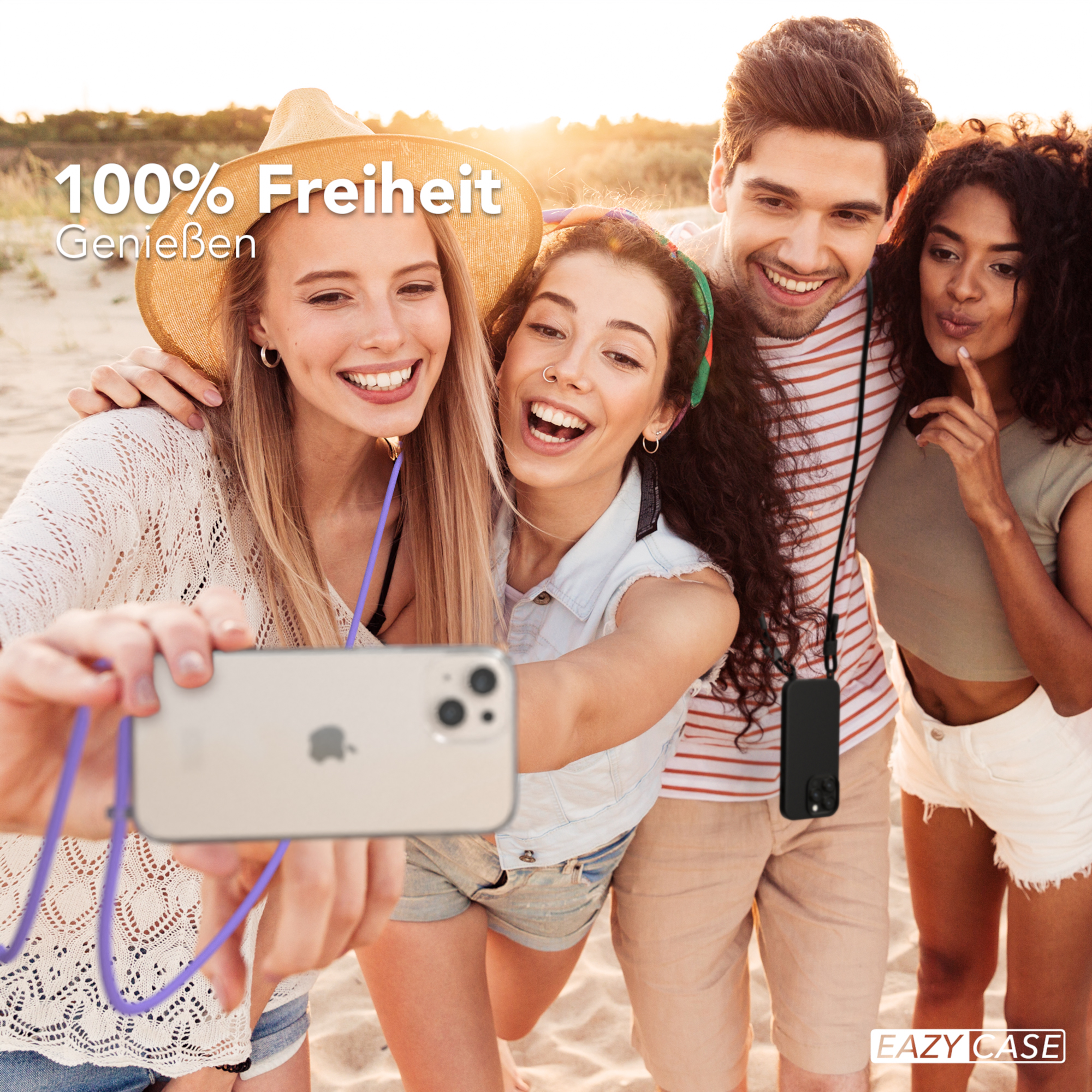 Vier Personen machen ein Selfie am Strand mit einer Handyhülle und einem lila Telefonband.