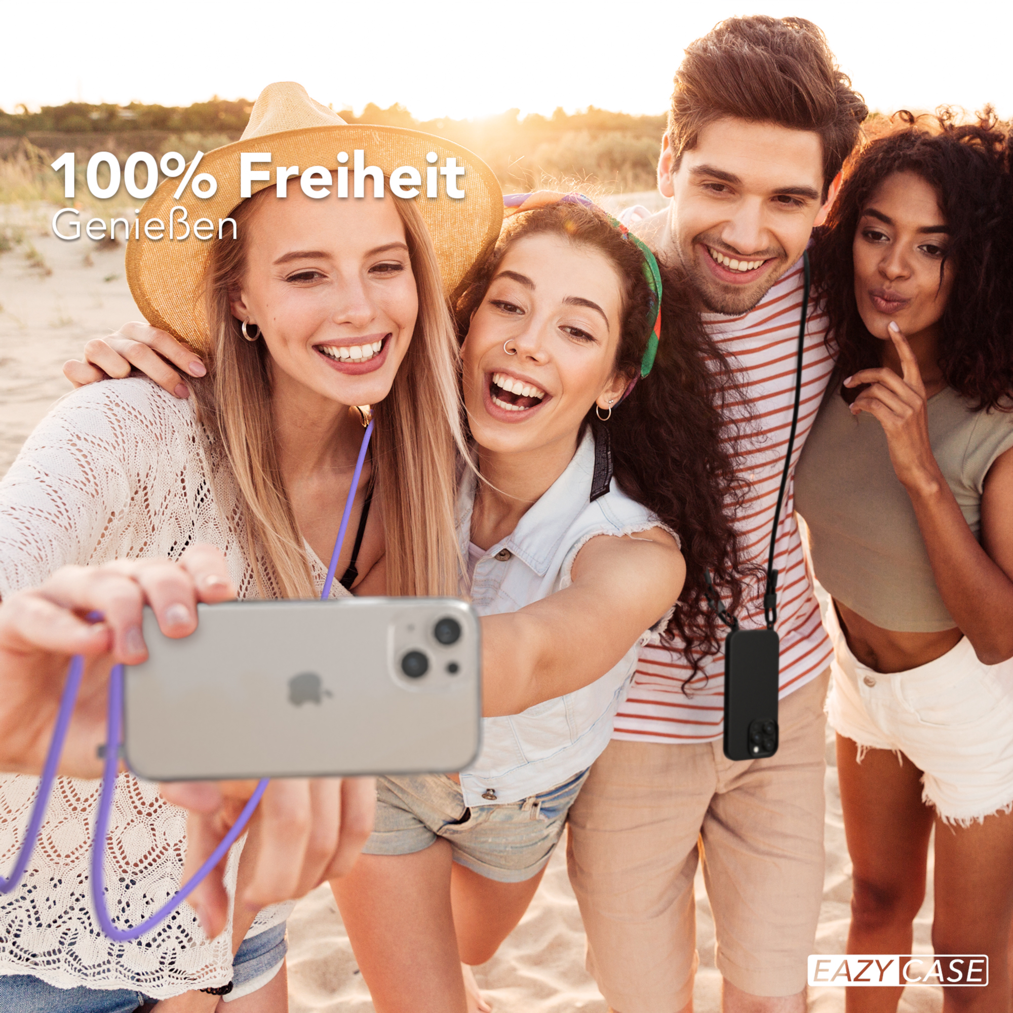 Freundesgruppe macht Selfie. Eine Person hält Telefon mit Riemen. Sie lächeln.