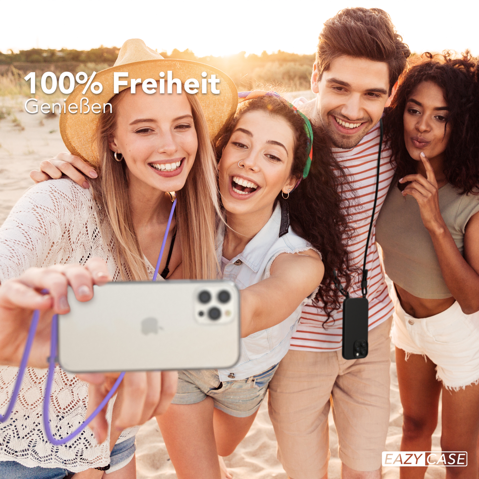 Vier Personen am Strand machen ein Selfie mit einem Telefon und einem Schlüsselband.