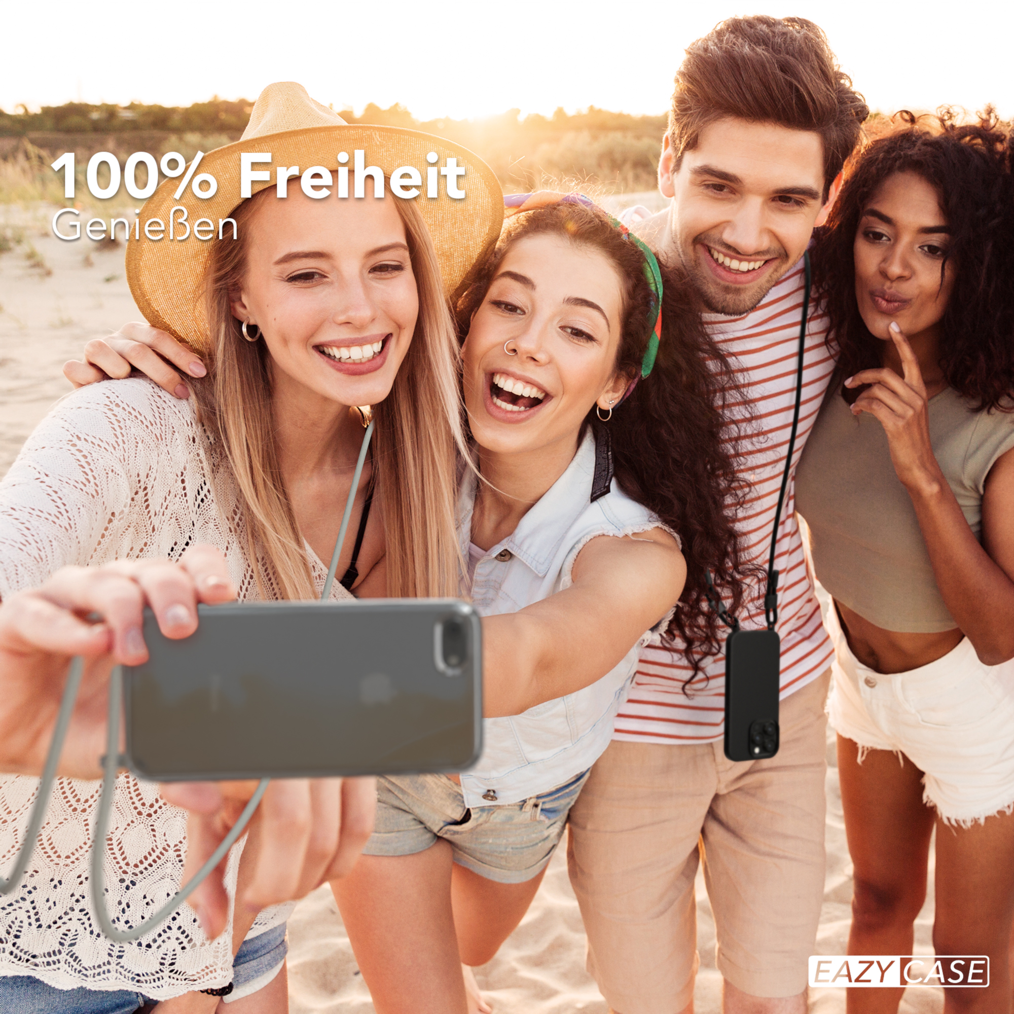 Vier Freunde machen ein Selfie am Strand.