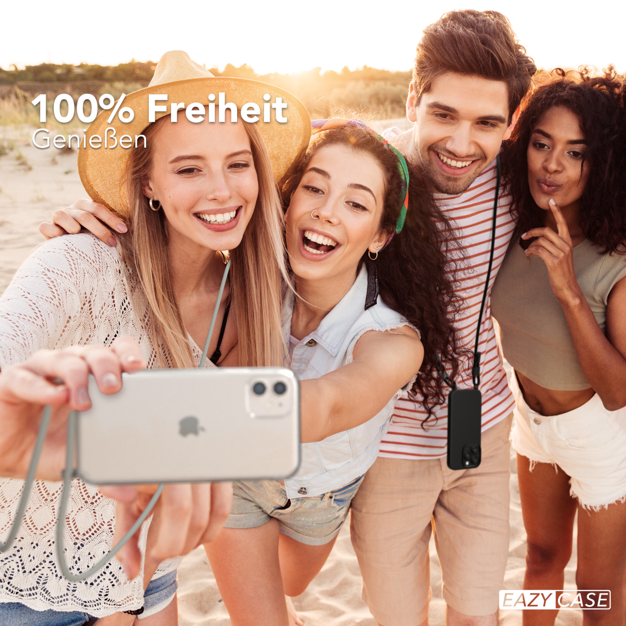 Vier junge Leute machen ein Selfie am Strand, mit einer sichtbaren Handyhülle.