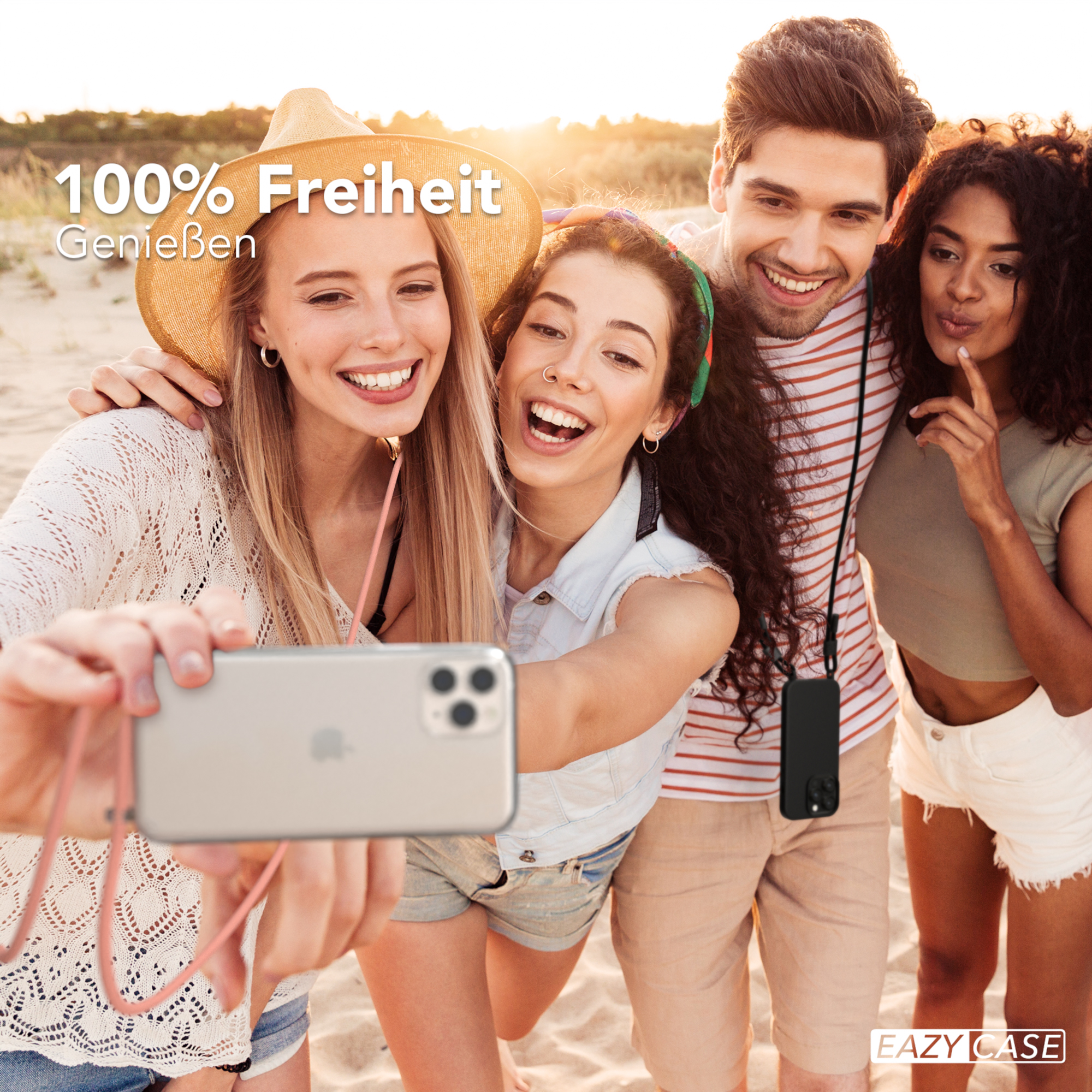 Vier Personen machen ein Selfie am Strand, halten ein Telefon mit einem Nackengurt.
