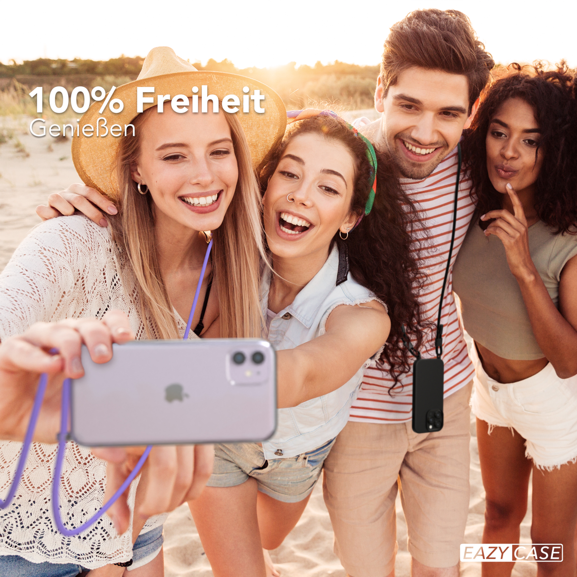 Vier Personen machen ein Selfie am Strand. Zwei halten ein lila Telefon.
