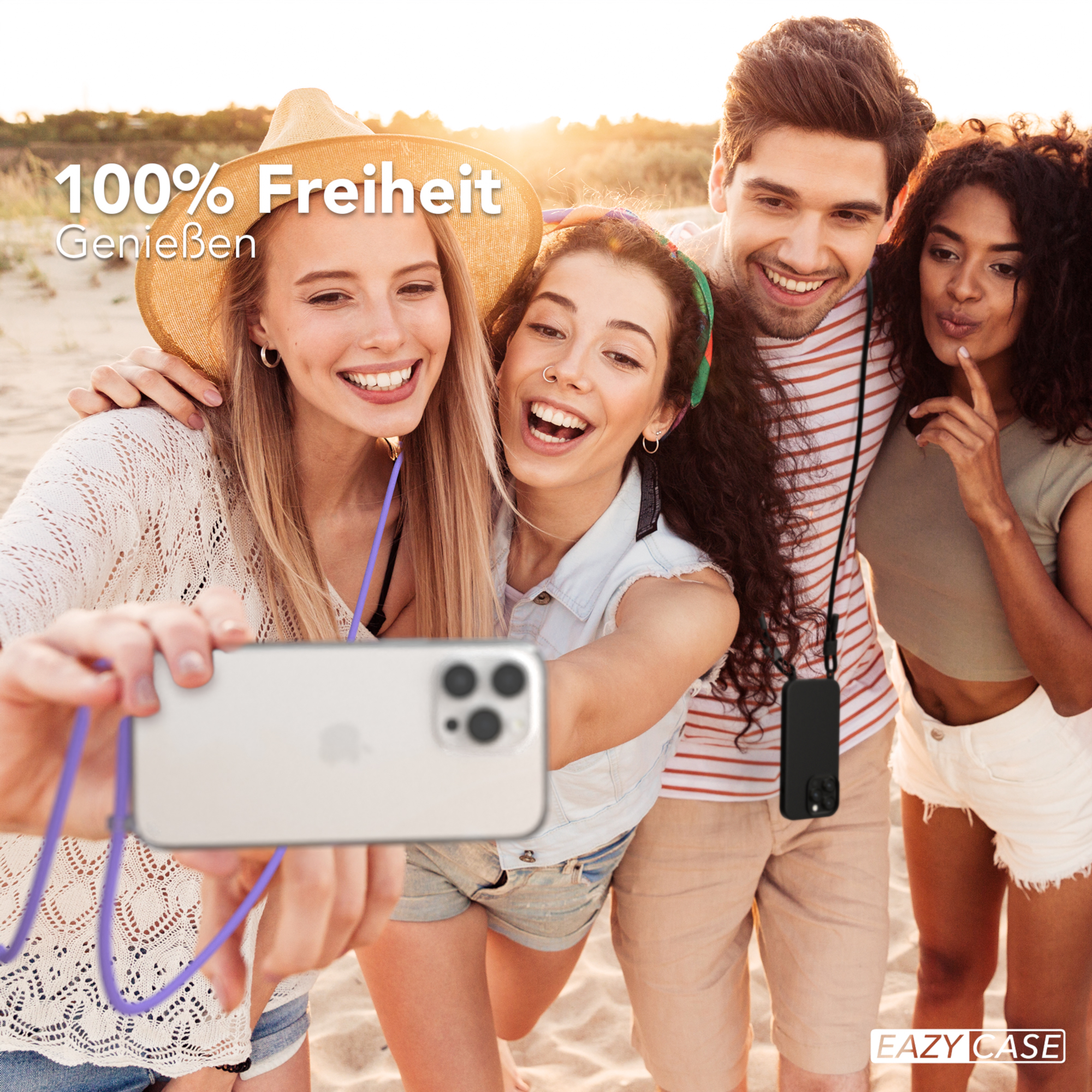 Vier lächelnde Personen machen ein Selfie am Strand.