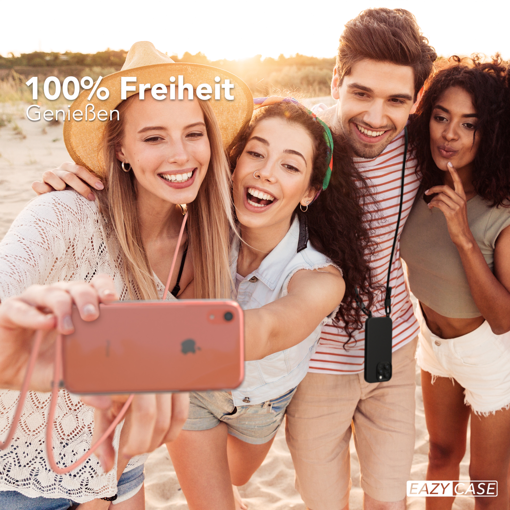 Vier Leute machen ein Selfie am Strand. Text: 100% Freiheit. Genießen.