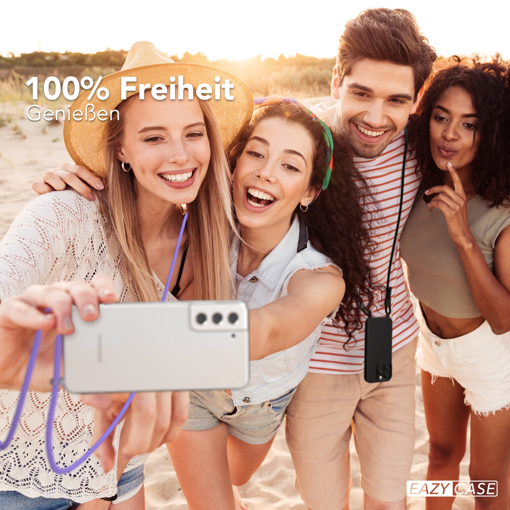 Vier Personen machen ein Selfie am Strand. Einer hält ein Telefon mit lila Kordel. Text '100% Freiheit' oben.