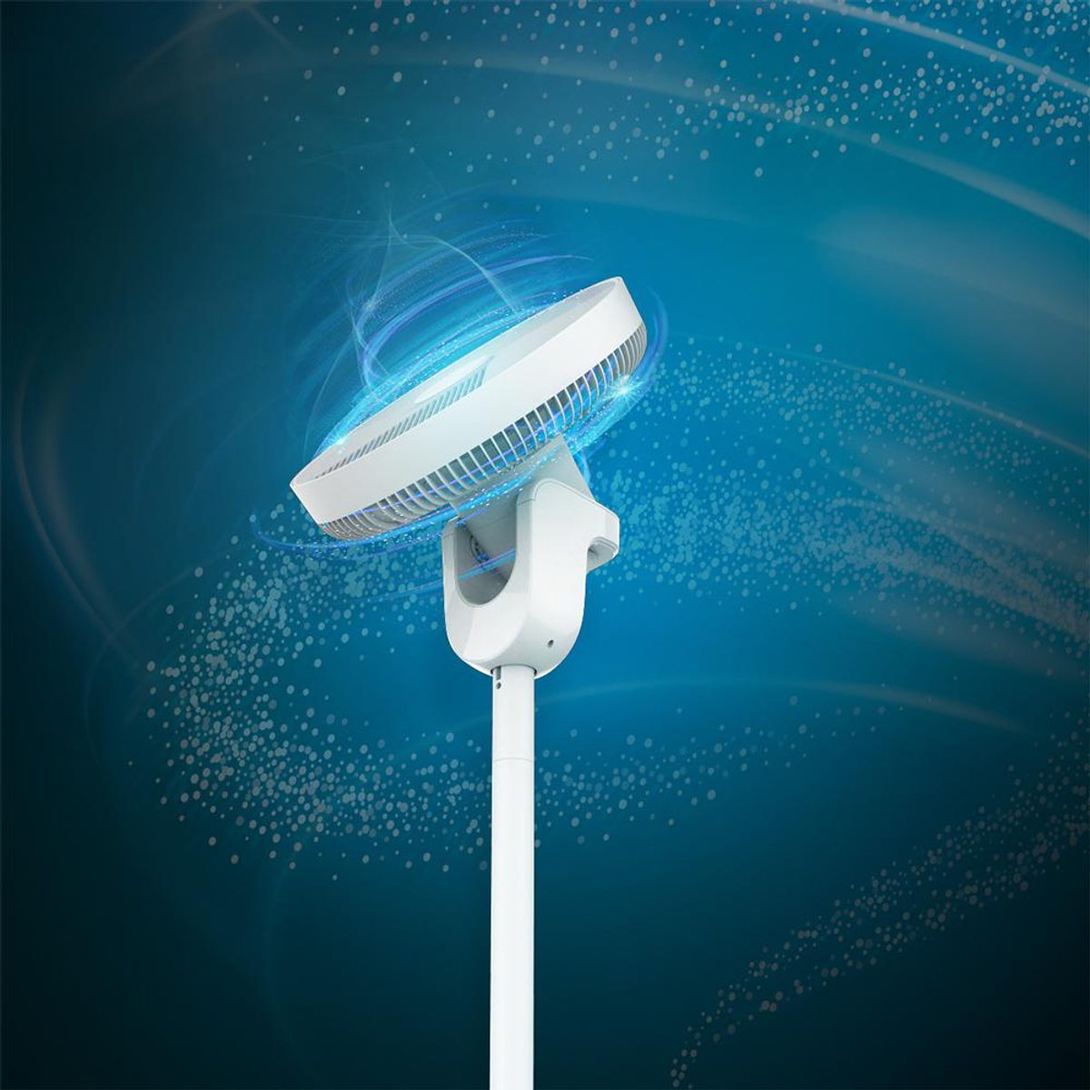 Biały wentylator z niebieskim tłem. Wentylator jest skierowany w górę i ma okrągły kształt.