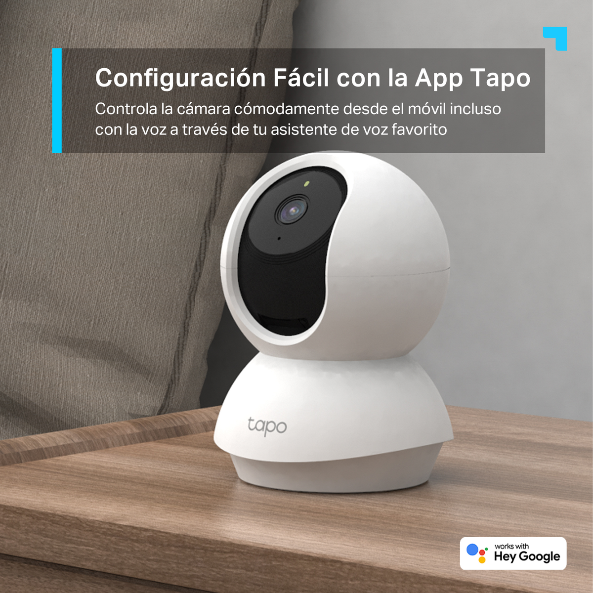 Biała kamera bezpieczeństwa Tapo na drewnianym stole, z szarym polem tekstowym powyżej.