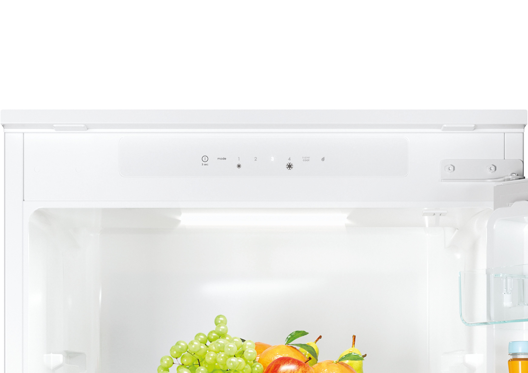Primo piano dell'interno del frigorifero con frutta, comandi e illuminazione a LED.