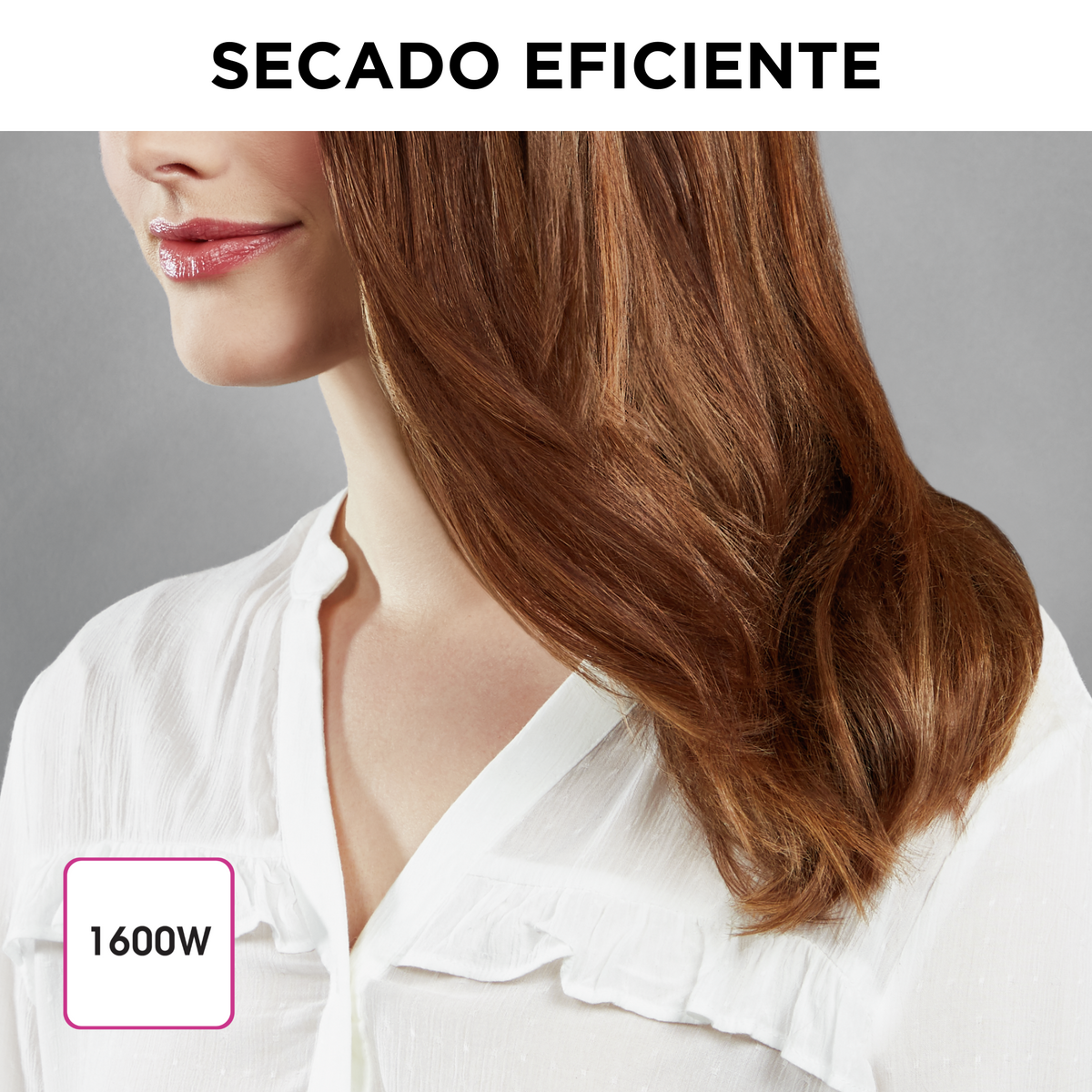 Kobieta z długimi, brązowymi włosami używająca suszarki do włosów, z etykietą 1600W.